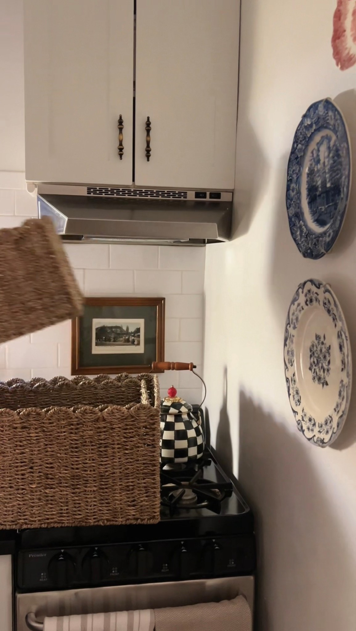 How much storage is too much storage in a tiny NYC apartment? No such thing! 🤭 Thrilled @Happimess sent over this set of baskets - perfect for storing extra hosting essentials! 🧺✨

#nycapartment #nycapartmenttour #classichome #grandmillenial #grandmillennialdecor #traditionalhome #lifeinnyc 