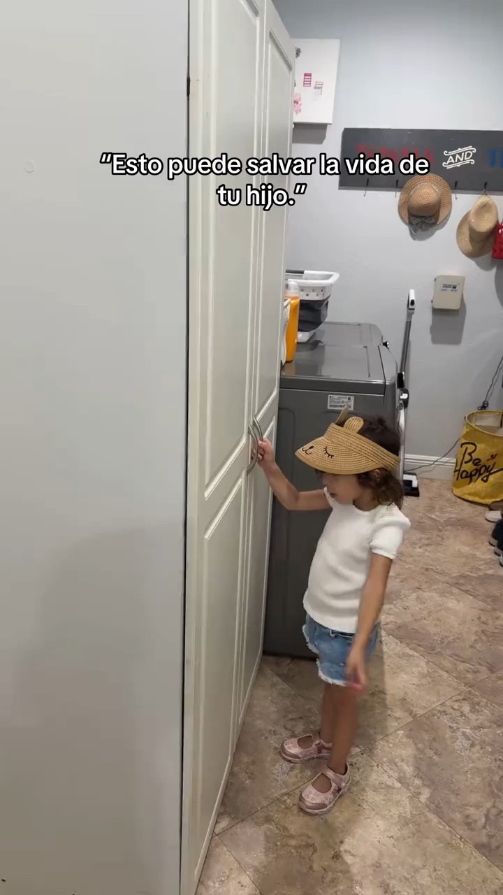 “Si tienes toddlers en casa, esto lo necesitas.
Es un seguro invisible para las puertas de la cocina para que los niños no las puedan abrir.
Yo lo puse porque mi hija abría todos los gabinetes.
Es fácil de instalar y no se ve 

#LTKmomlife #LTKBaby #LTKKids