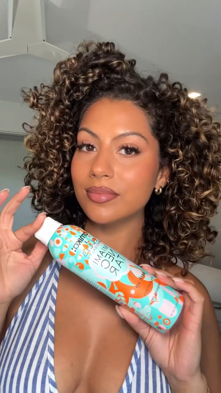 Fluffing day 1 curls! ➰🩵 used a bit of @haskhair hair oil to break the cast, @amika x @ellisbrooklyn dry shampoo to add grip to the roots, and my @minhabeauty hair pick with @alcovehair hair spray for volume! Comment CURLS and I’ll send over all the product 🔗’s! ✨

And shoutout to my girl @spirit.skin.artistry for these insanely gorg lashes 😮‍💨🙌🏽 

#curlyhair #curlynaturalhair #curlyhairstyles #curls #3bcurls #curlygirl