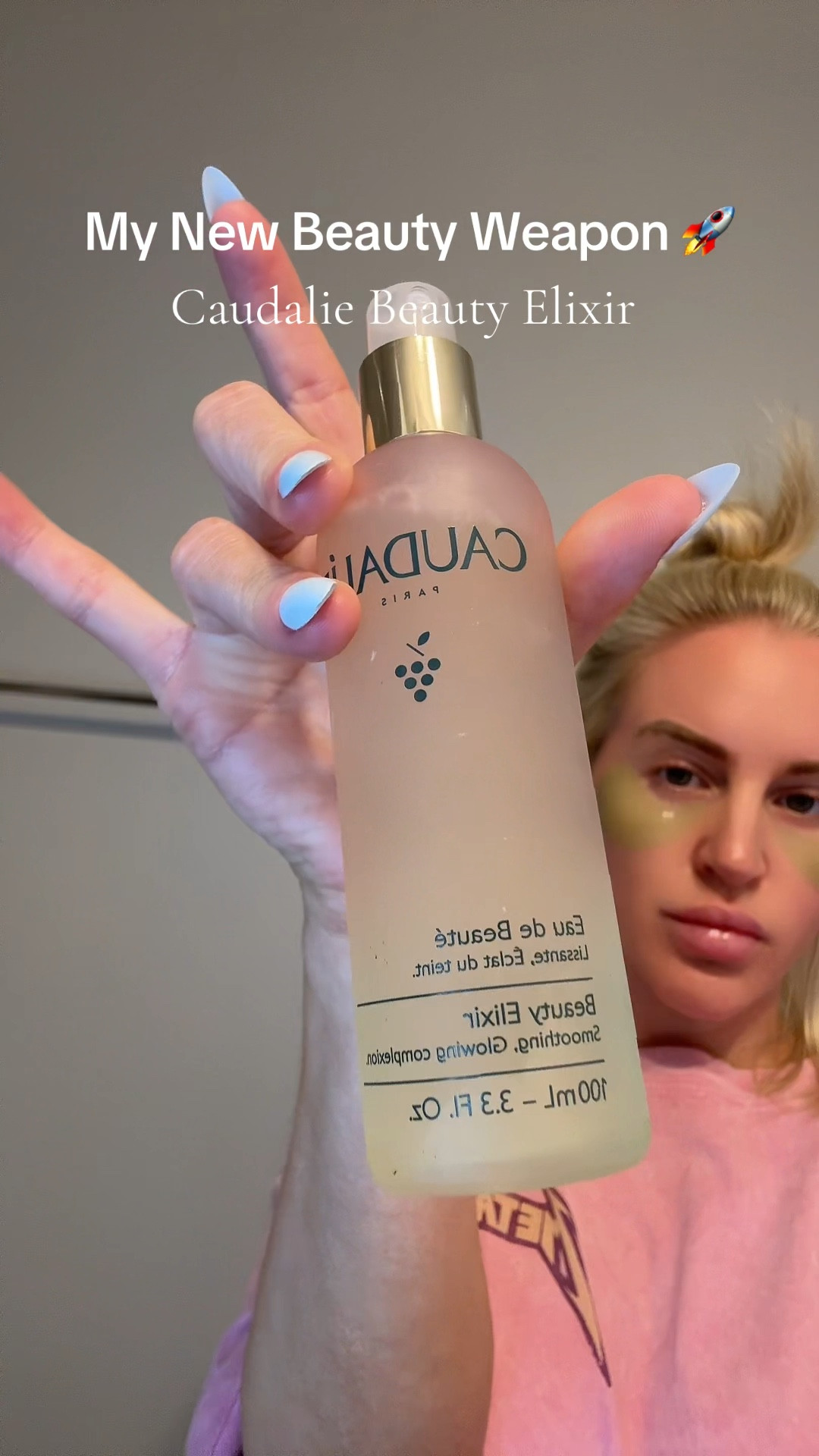 It’s basically a refresh button for your face! The herbal, minty scent is a favorite for a luxurious, calming experience.
🧴 Sets Makeup – Works great as a setting spray for a dewy finish.
❄️ Cooling Effect – Feels amazing on hot days or after workouts.
🔄 Multi-Use – Used as a toner, refresher, and even on hair for a light mist of hydration.