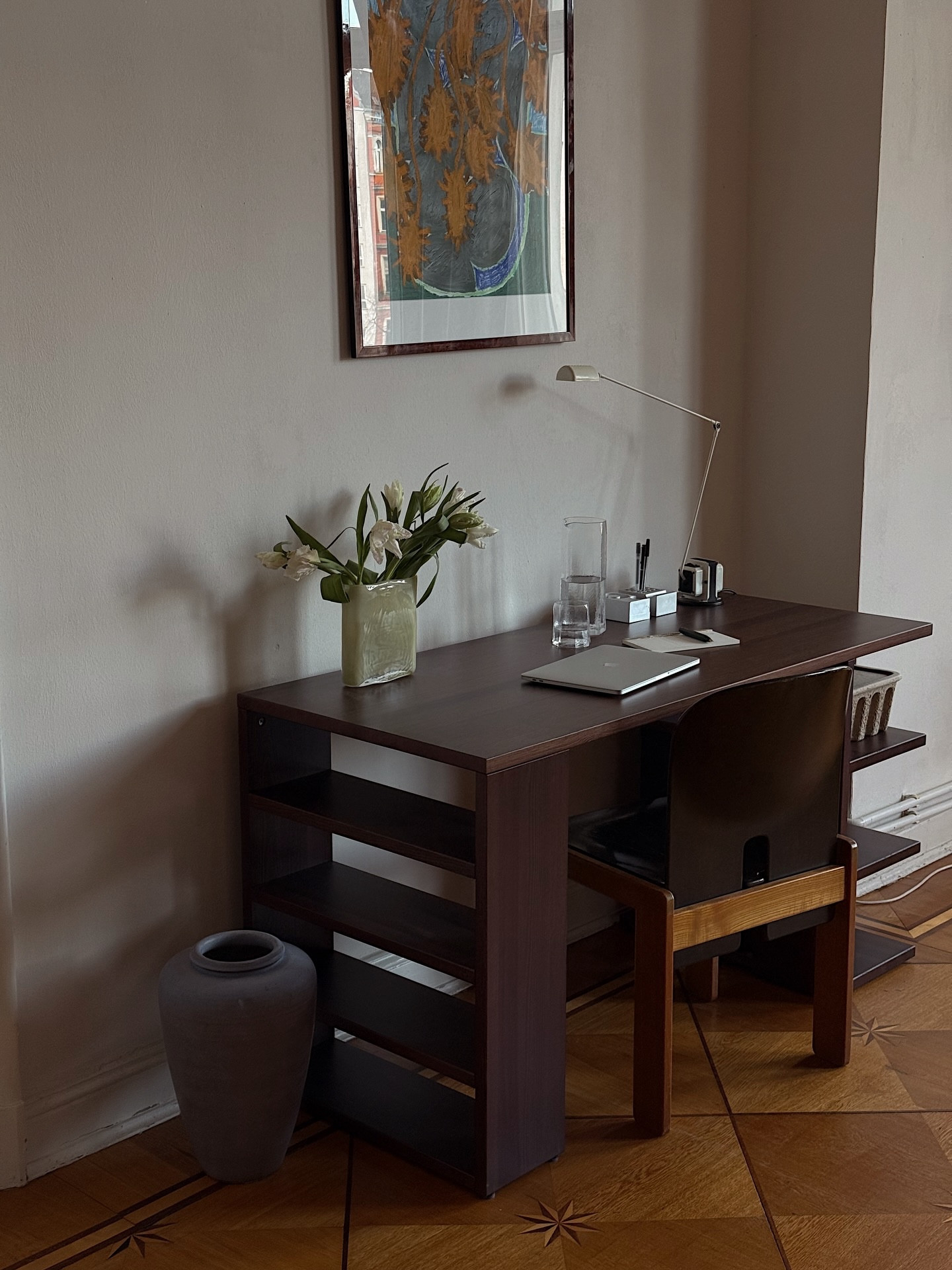 Anzeige | A little chic home office moment with @fermliving 

Dark walnut wood desk, soft parquet tones,
a lumina daphne casting warm light, my favorite vase from the flea with fresh tulips, 
and a scarpa vintage chair to tie it all together. 

To stay hydrated I always have a jug full of water next to me. 

I love how this corner in my bedroom turned out:

clean, calm, a little chic 🤎 exactly how I want to work. 

Interior Desk Homeoffice Inspo Vintage Design Afra Tobia Scarpa Chair
