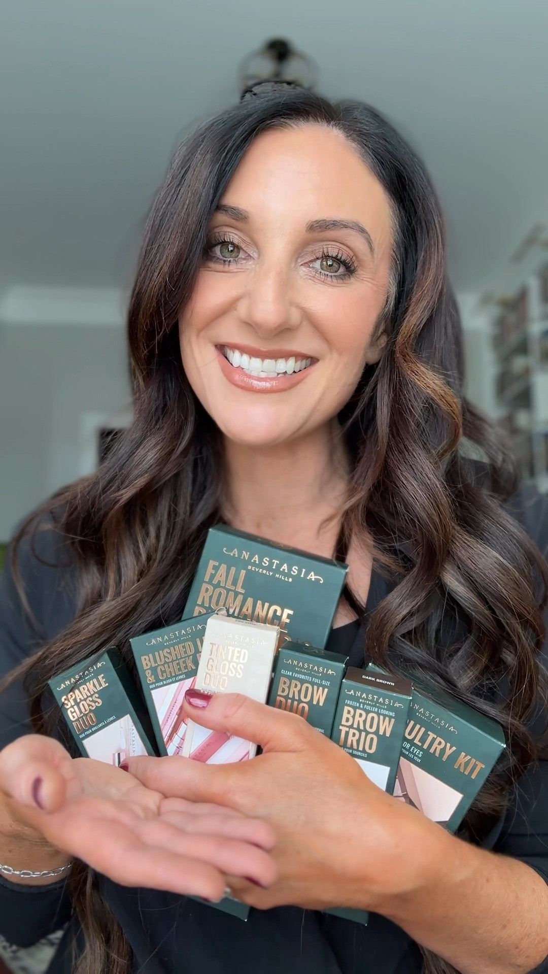 I’ve been using Anastasia Beverly Hills makeup for YEARS and have always been impressed with the quality. These Holiday Kits are even better because it’s more bang for your buck! Highly recommend everything shown in this video, especially the Brow Definer. 🙌🏻