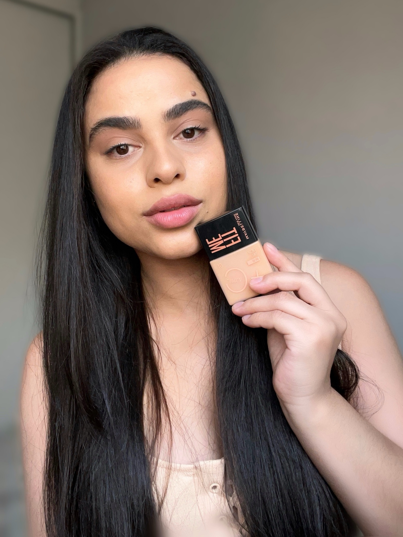 A Maybelline lançou uma base que é o puro suco do skincare. Ela tem fator 50 e vitamina C na composição, então você não precisa mais usar vários produtos na preparação de pele, só ela já garante cobertura/uniformização do tom da pele, hidratação e proteção potencializada por conta da vit C 🍊 Eu achei que ela tem uma textura leve, acabamento natural e deixou um glow incrível na minha pele. Minha cor é a 4. 

#LTKbrasil #LTKbeleza