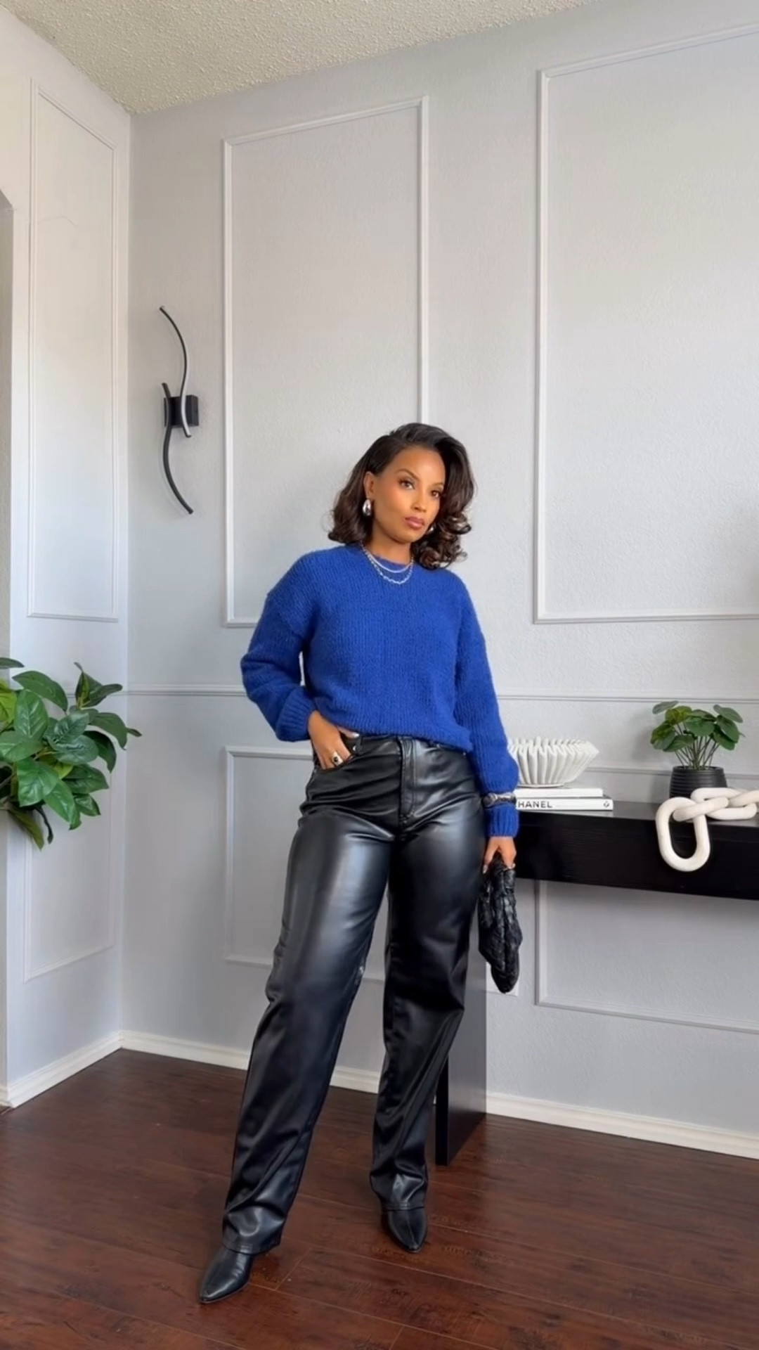 ✨Simple & chic always wins 💙 🖤

✨Leather pants styled with a soft blue jumper and suede accessories for an effortlessly elevated winter look.🫶🏽

#outfitinspo #casualstyle #fashion #kniteveryday

#LTKmomlife #LTKSeasonal #LTKgrwm