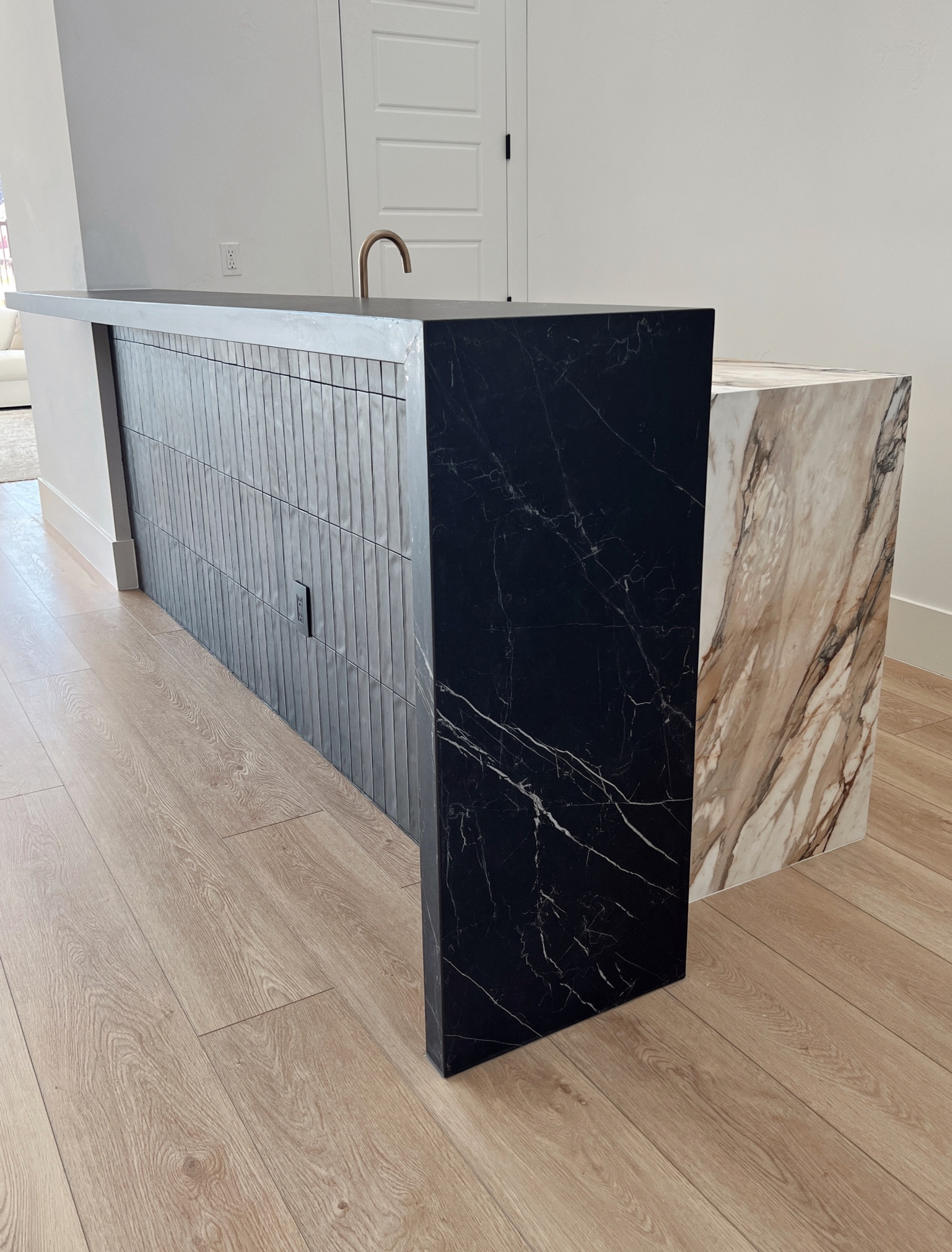 Before and after on our bar area 🖤🤍 Can’t wait to add bar stools & finishing touches ✨ 





#LTKhome