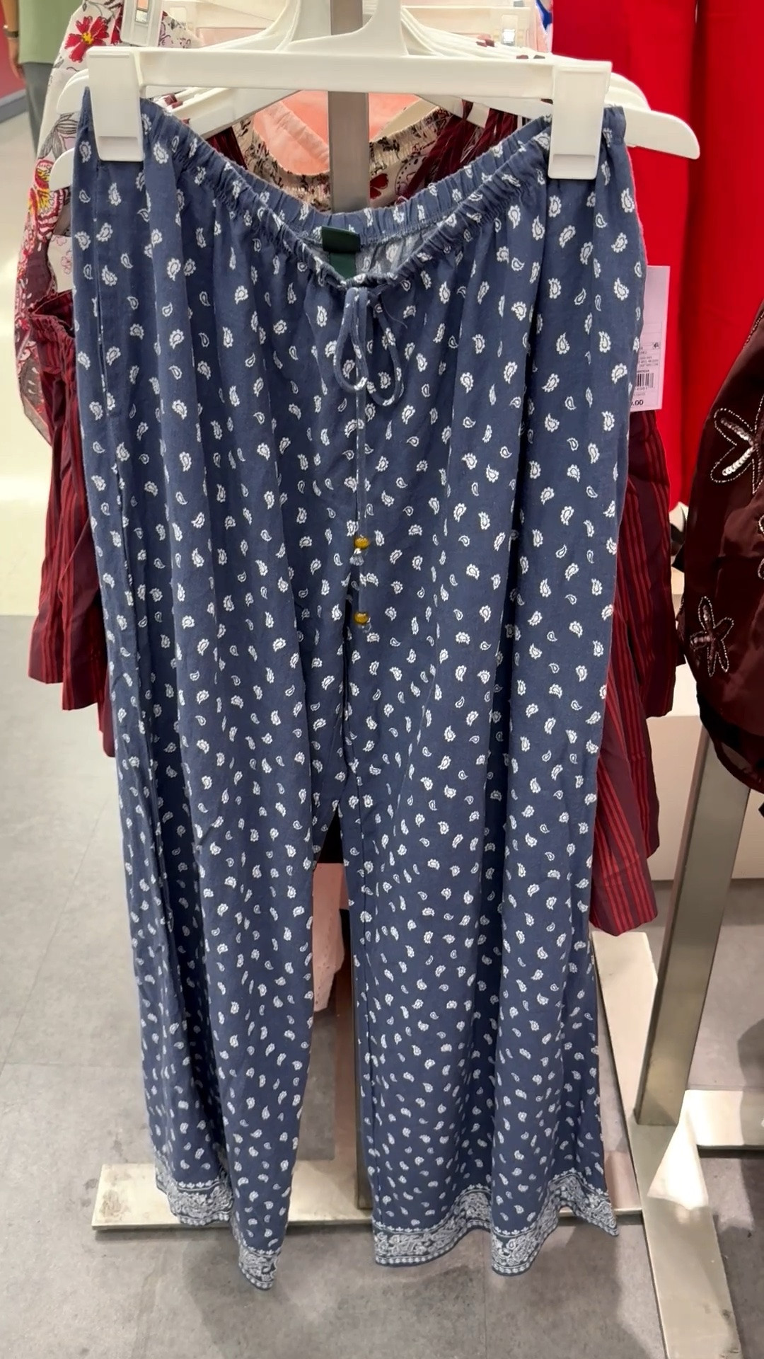 I do love paisley, and these wide leg linen pull-on pants are so good! Plus they have pockets! ✨😍

#paisleypants #navyandwhitepants #summeroutfit #target #summervacationoutfit #pullonpants #casualpants #pantswithpockets

#LTKMidsize #LTKOver40 #LTKSeasonal