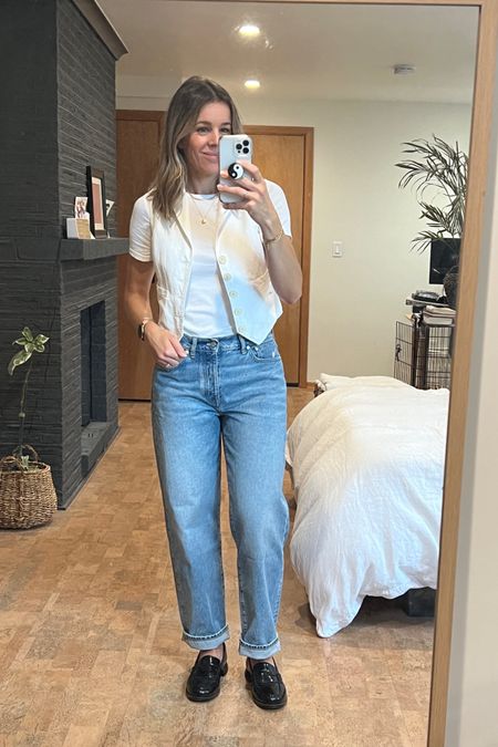 100% cotton is always the way to my denim-loving heart! This new style from Madewell lands nicely between a straight leg and a baggy jeans. A great gateway baggu jean if you ask me! Wearing my usual size for a loose fit. 