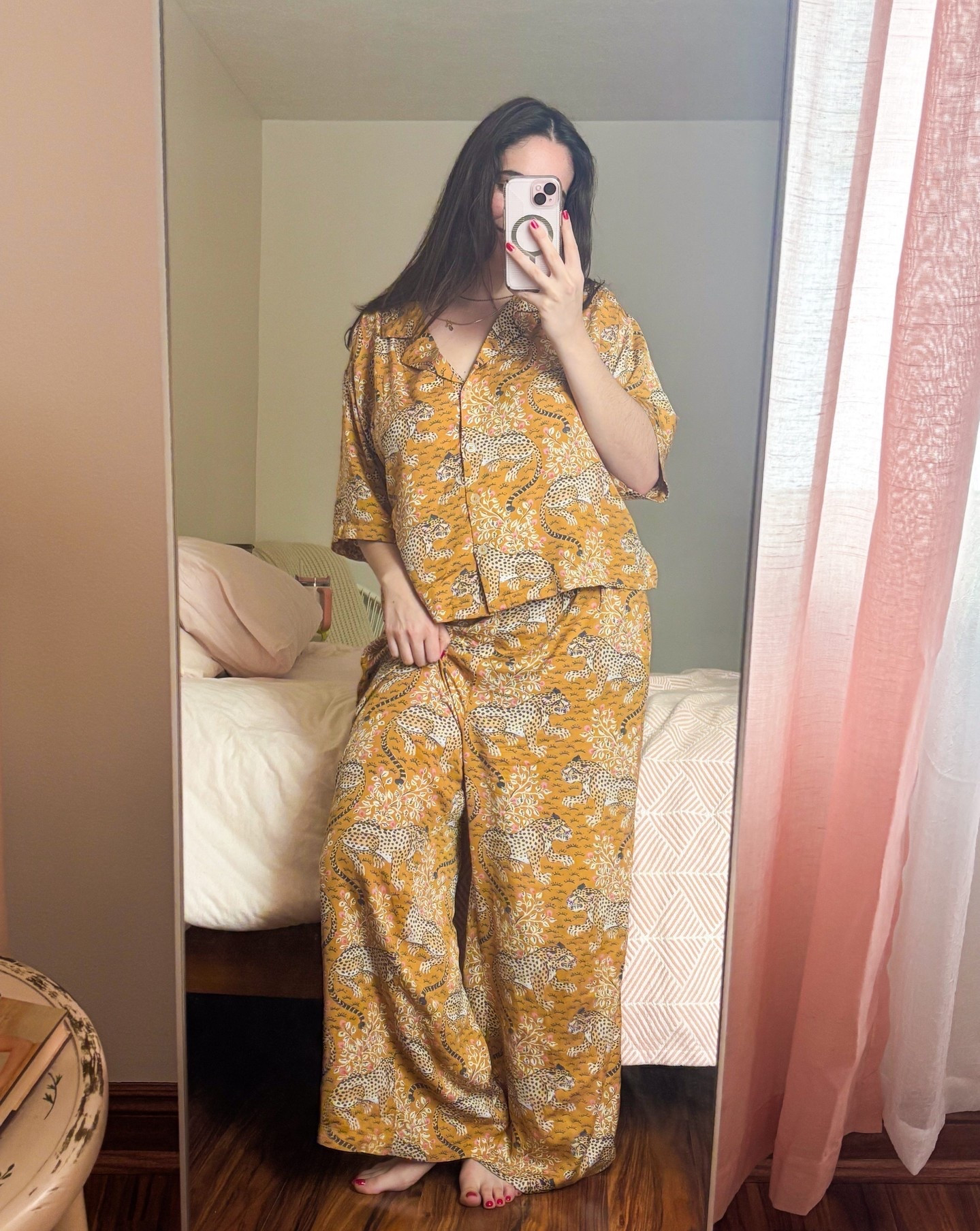 My stay at home OOTD 💤

All this snow we've been getting has been keeping me at home and in my pjs all. day. long. This set is one of my faves for lounging around the house and packing for trips. They help me fell as put together as one can be in pajamas when I'm staying with friends & family. Link in our bio!
