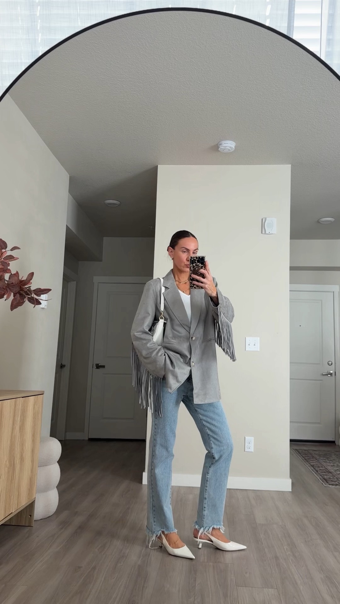 Sized up to a large. I’m 6’7 and is usually wearing a size small. Faux suede fringe jacket in grey #greyjacket #falljacket #fringejacket