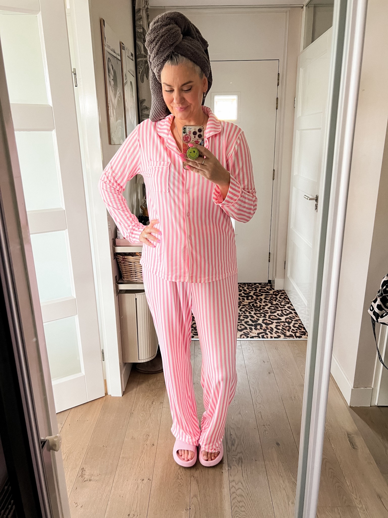 OOTD - Vrijdag. Ik was de hele dag bezig met content schieten dus er was geen echte OOTD. Mijn pyjama heb ik het langste aangehad dus dat wordt hem 😜. Hij valt goed op maat (42), heeft heerlijk lage mouwen en pijpen en is super zacht. 



#LTKOver40 #LTKootd #LTKTall