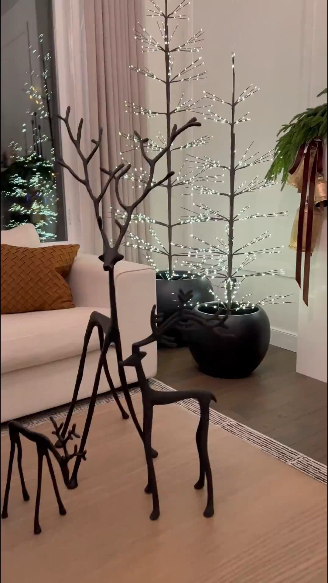 Hey friend! Shop my twinkle lights from Pottery barn ☺️ The planters are size medium and large 💕🫶🏽#LTKHoliday 

#LTKHome #LTKSaleAlert