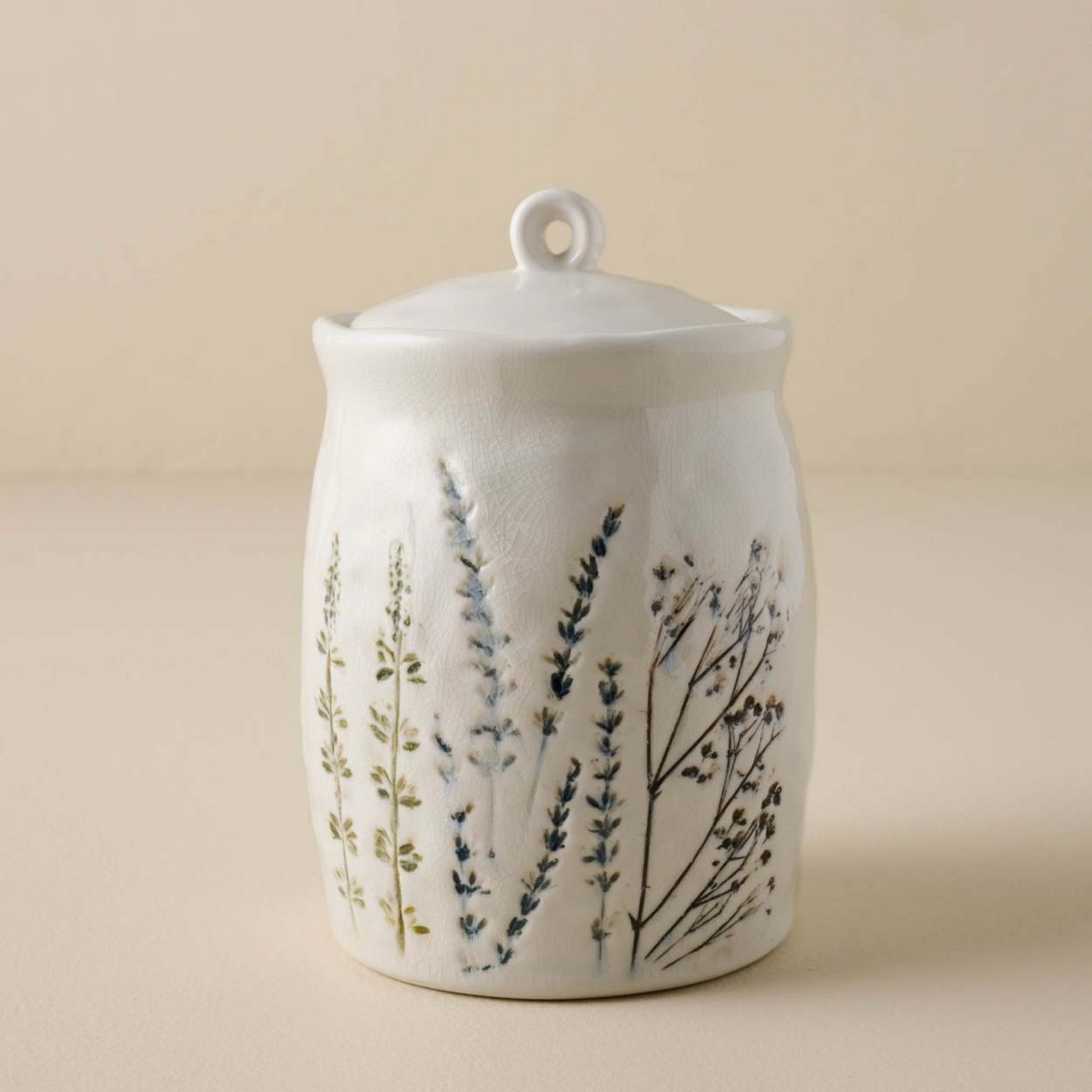 Love some pressed flower decor! 🌼✨