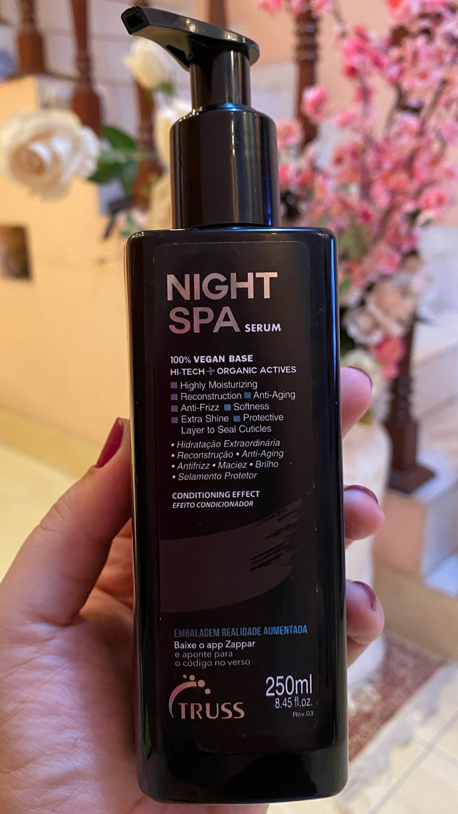 NIGHT SPA SERUM TRUSS: Alô cabelos danificados!!! Essa indicação é para vocês! Se sofre com seus fios danificados, seja por processos de alisamentos químicos ou descoloração esse produto é a salvação !! Kkkk Sério galera, esse produto entrega mais do que promete, tem uma capacidade emoliente espetacular! Textura tão leve que quando passa no cabelo a impressão que dá é que não vai funcionar! Mas no dia seguinte o cabelo está sedoso e brilhante, olha eu não sei o que a Truss fez com esse produto mas ele é maravilhoso!
Usei uma noite após um processo de descoloração e no dia seguinte até esqueci que estava no cabelo, ele absorveu e deixou macio, e não é plástica não!!! O efeito não sai no banho, chega de preocupações com vários cronogramas capilares e infinitas mandingas para recuperar o cabelo! ESQUECE CORTAR!!! Esse produto recupera seus fios sem necessitar de tesoura. 
Tô jogando fora meus infinitos potes de cremes, faça o mesmo! Testa e comprova esse achado maravilhoso! 
Utilize a linha completa da Truss e mantenha seus cabelos saudáveis e fortes SEMPRE!! ❤️

#LTKbeauty #LTKbrasil