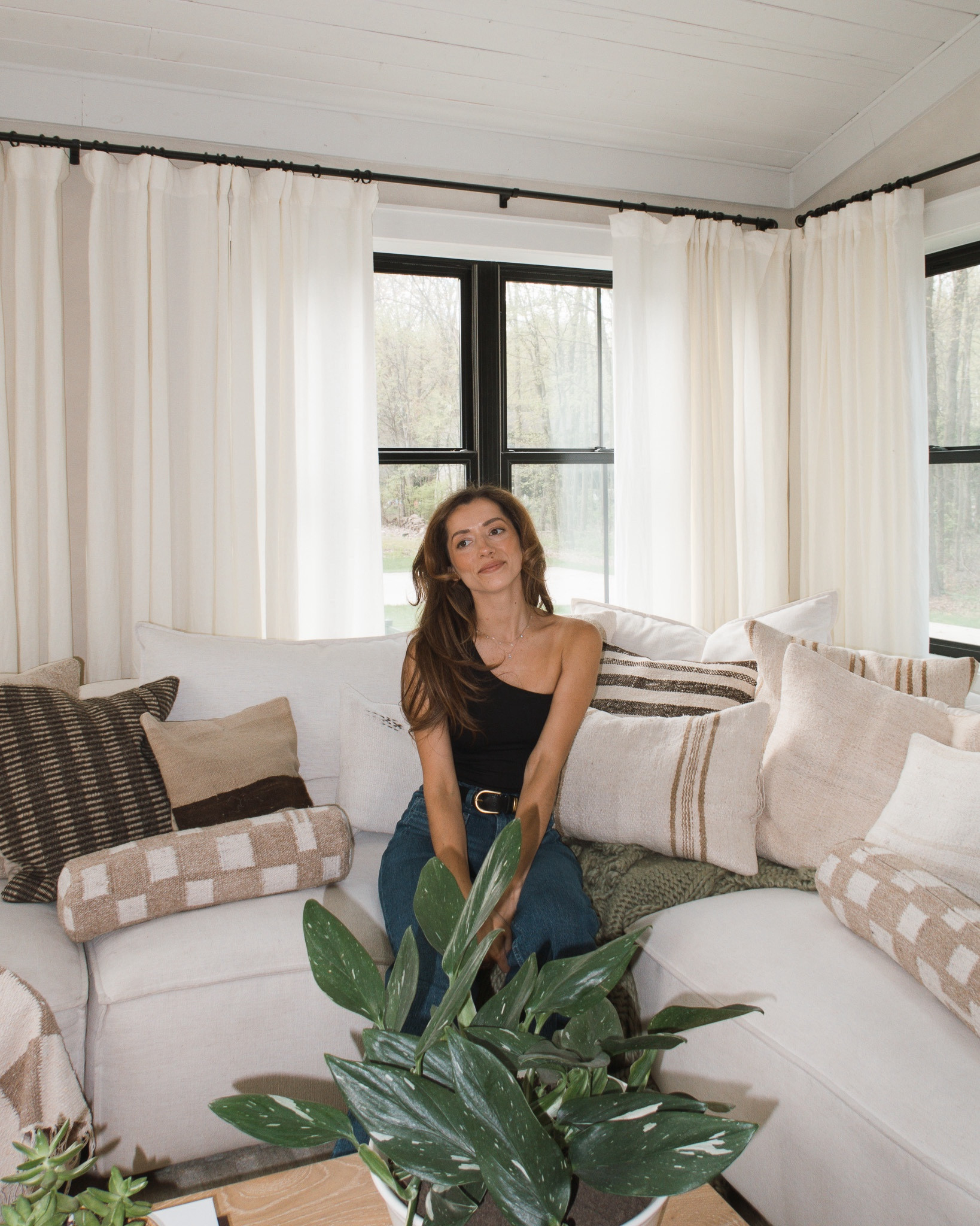 Outfits from this past weekend 🖤 #WalmartPartner From a breezy denim dress for the farmer's market to an edgy date night look—these @WalmartFashion transitional pieces are some of my new staples between spring and summer! Swipe to see my faves ⭐️ #walmartfashion