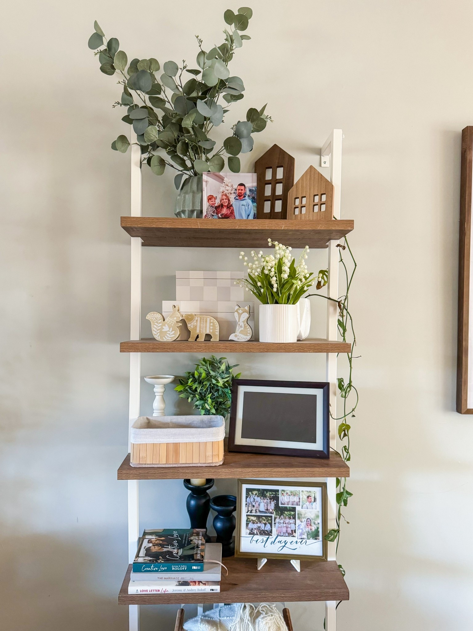 Such beautiful shelving/ bookcase 💕



#LTKSeasonal #LTKHome #LTKFamily