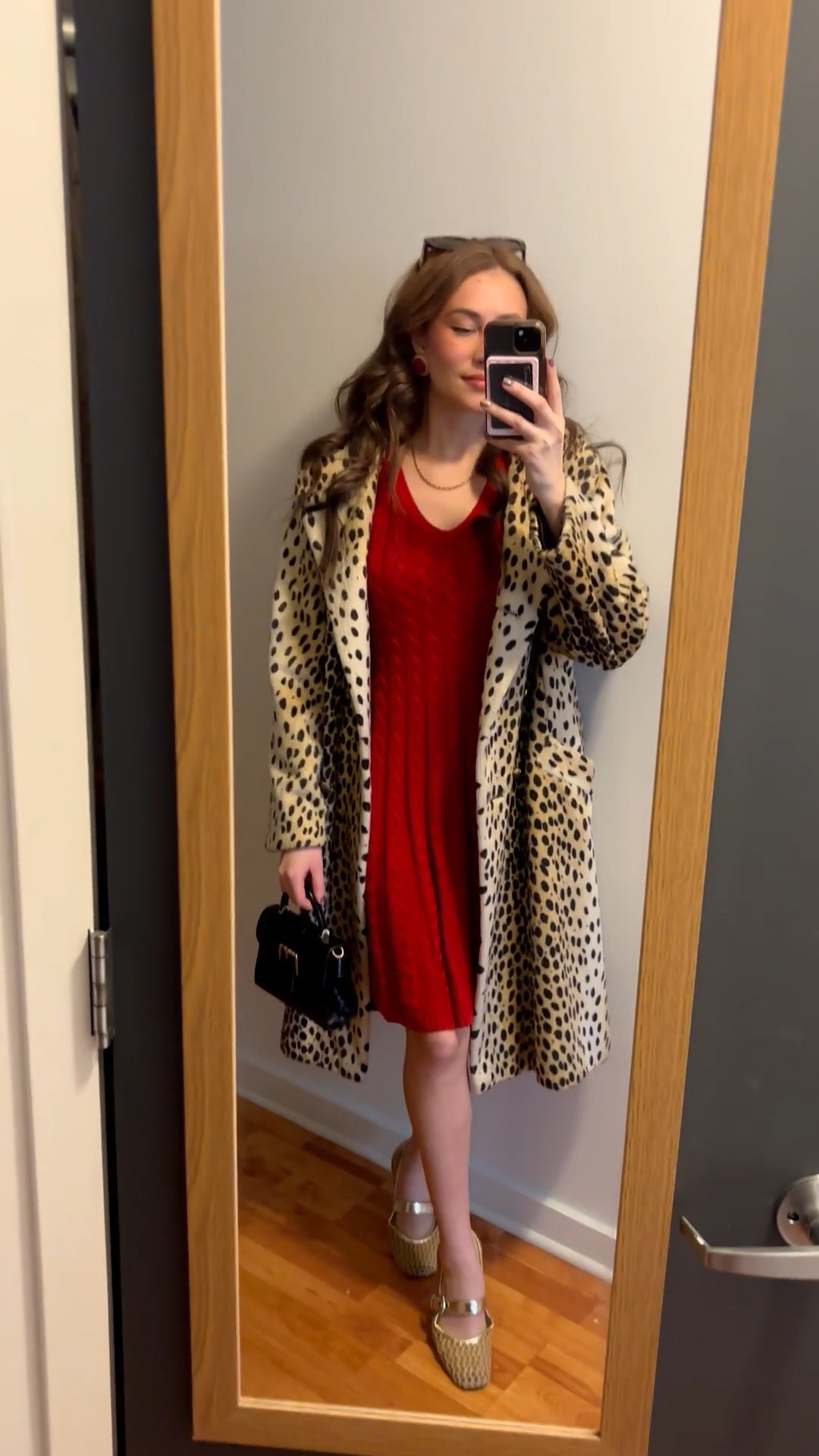 A sweater dress is perfect for transitional weather. You can brighten it up with patterns or fun accessories like scarves 💁‍♀️

#LTKdayinmylife #LTKootd