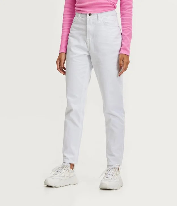 Calça Mom em Sarja com Bolso Branco | Renner (BR)