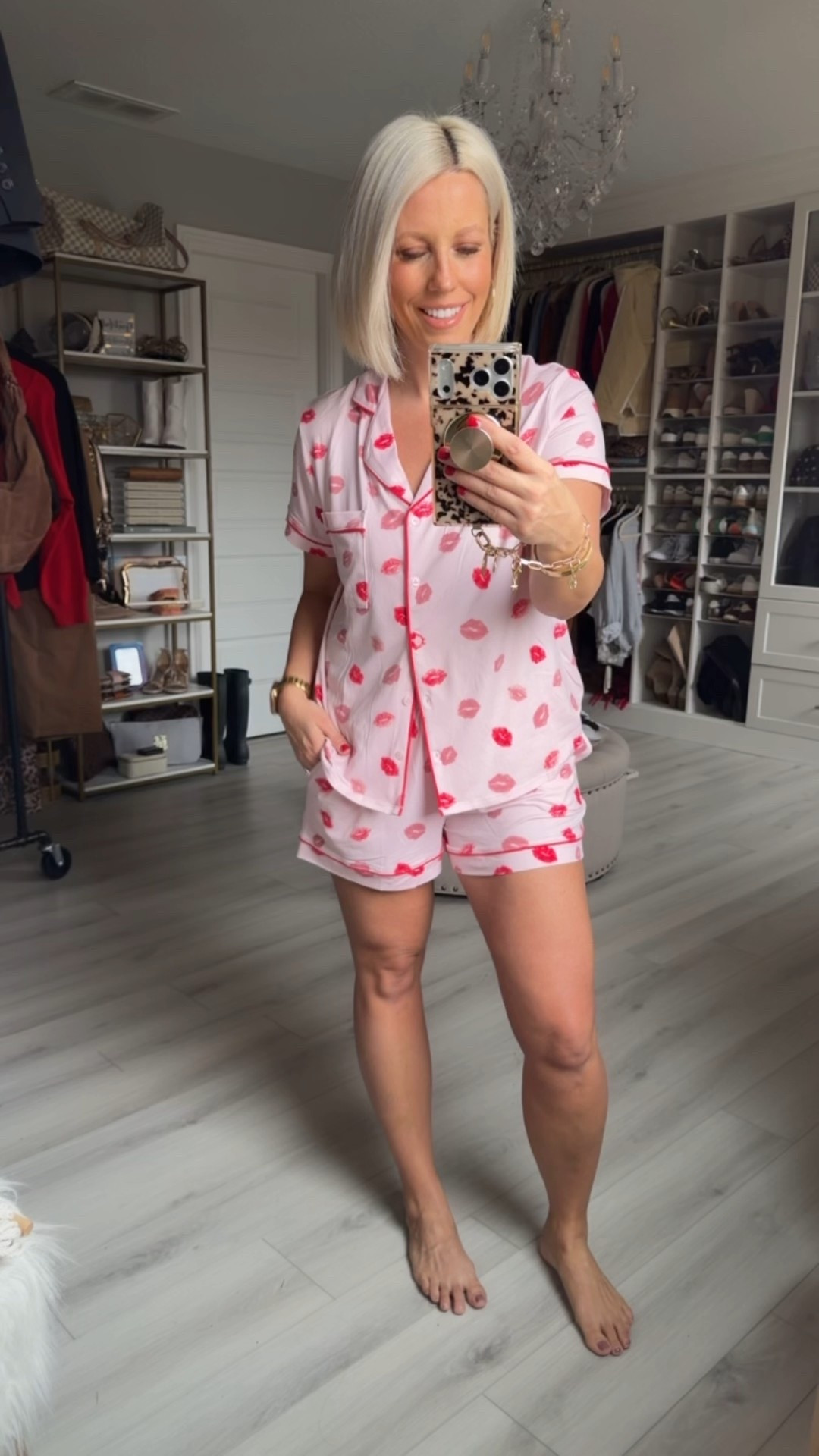 If you prefer short sleeve pajamas, this is the pair for you! Such a cute print!
⬇️⬇️⬇️
Size medium 

#LTKFindsUnder100 #LTKSeasonal #LTKFindsUnder50