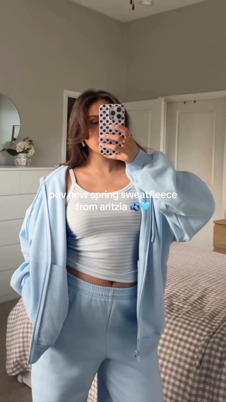 can’t stop wearing this villa blue sweatfleece @Aritzia 🩵🫐 
#aritzia #villablue #aritziaoutfits #springfashion #aritziaspring 