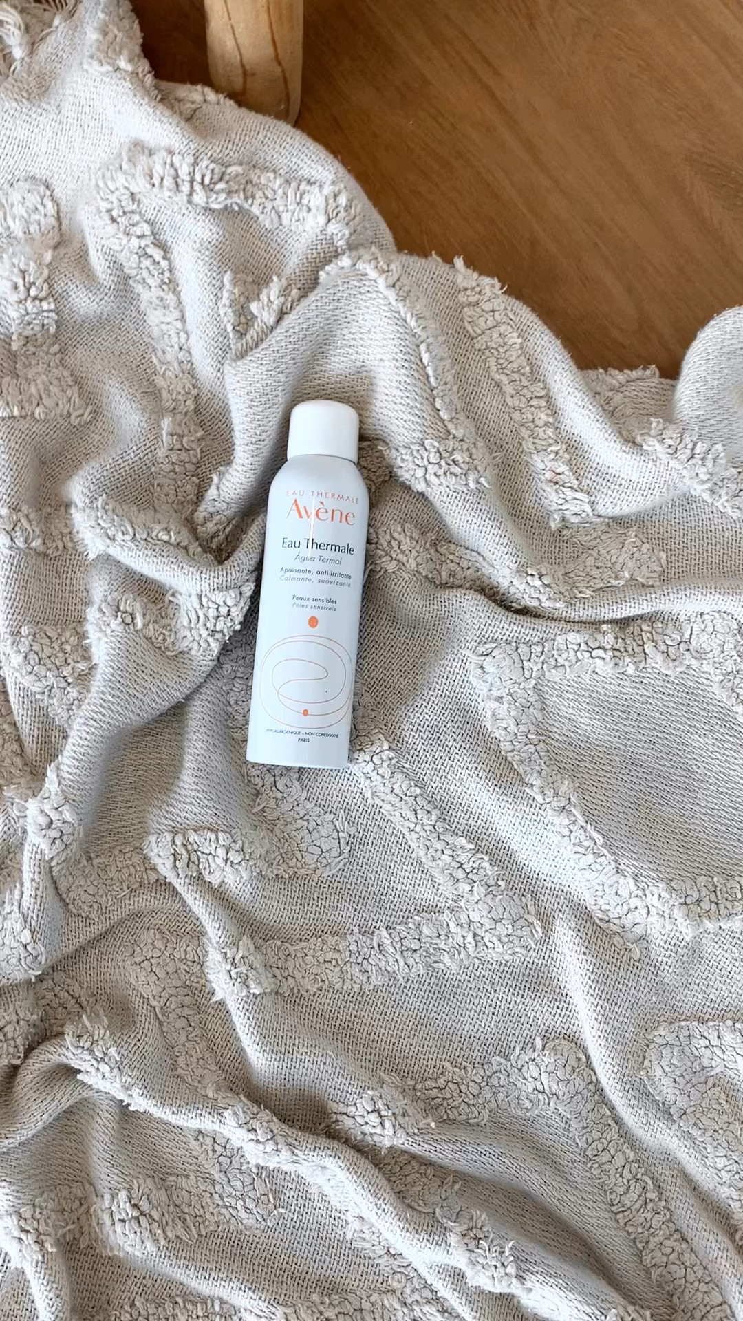 Água termal de Avene é um excelente calmante, hidratante e devolve a pele minerais que ela perde devido agressões diárias, tem ação anti-inflamatória e antioxidante, acalma a pele imediatamente após aplicação, se colocar por alguns minutos na geladeira a sensação de frescor ao aplica lá é melhor ainda! 

Eu uso para alergias de pele e dermatite, porém ela tem infinitas formas de uso, algumas delas são: 

- diminuir inflamação da pele irritada; 
- excelente para ser usada no pós peeling, diminui sensação de ardor;
- excelente para quem está fazendo tratamento com isotretinoina/ ácido retinóico e outros ácidos, age diminuindo efeitos colaterais na pele; 
- pós barba, reduz infecção, irritação e inflamação causada pelo aparelho de barbear; 
- pós depilação, reduz alergias e ardências; 
- pós laser e outros procedimentos estéticos que irritam a pele; 
- excelente pós sol; 
- para assaduras em bebês e queimaduras superficiais, acalma e ajuda na regeneração da pele; 
- pós make, como fixador; 
- hidratante rosto e corpo; 
- fortalecedor da barreira cutânea (pele); 
- após limpeza da pele, elimina impurezas residuais; 
- ótimo preparador de pele para receber qualquer procedimento estético; 
- alivia sensação de desconforto, prurido, esticamento e vermelhidão da pele; 
- refresca e alivia a pele quando as temperaturas estão quentes…

Pode ser usado por toda família, deixa a pele suave, fortalecida e saudável. 