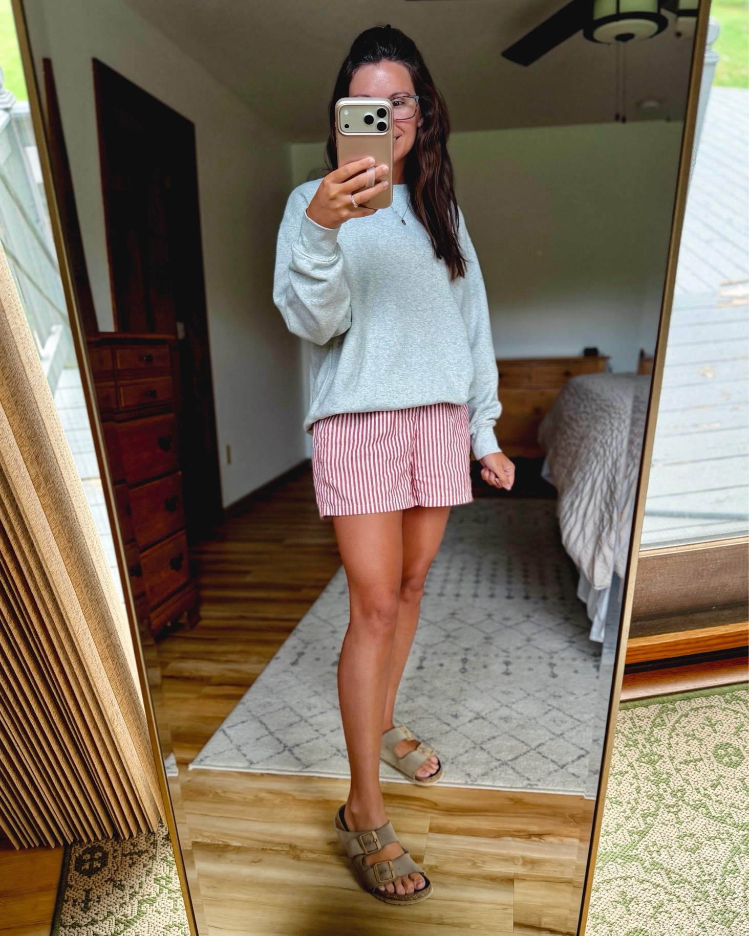 xs in my crewneck sweatshirt and small in my boxer shorts. My sandals are size 36.