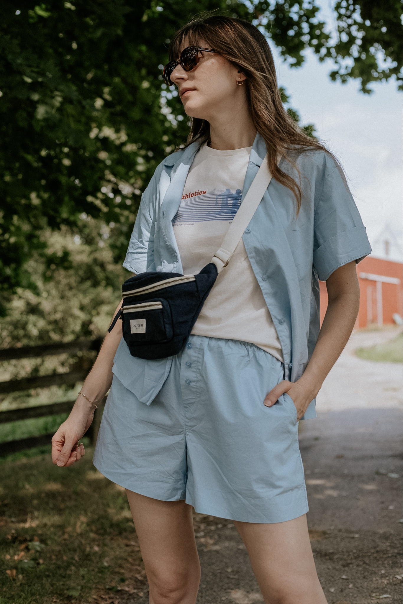 Borrowed from the boys! An easy outfit ft. boxer shorts, a men’s tee and belt bag. #darlingsociety #octobreeditions #sezane

How to style boxer shorts. How to style a belt bag. 