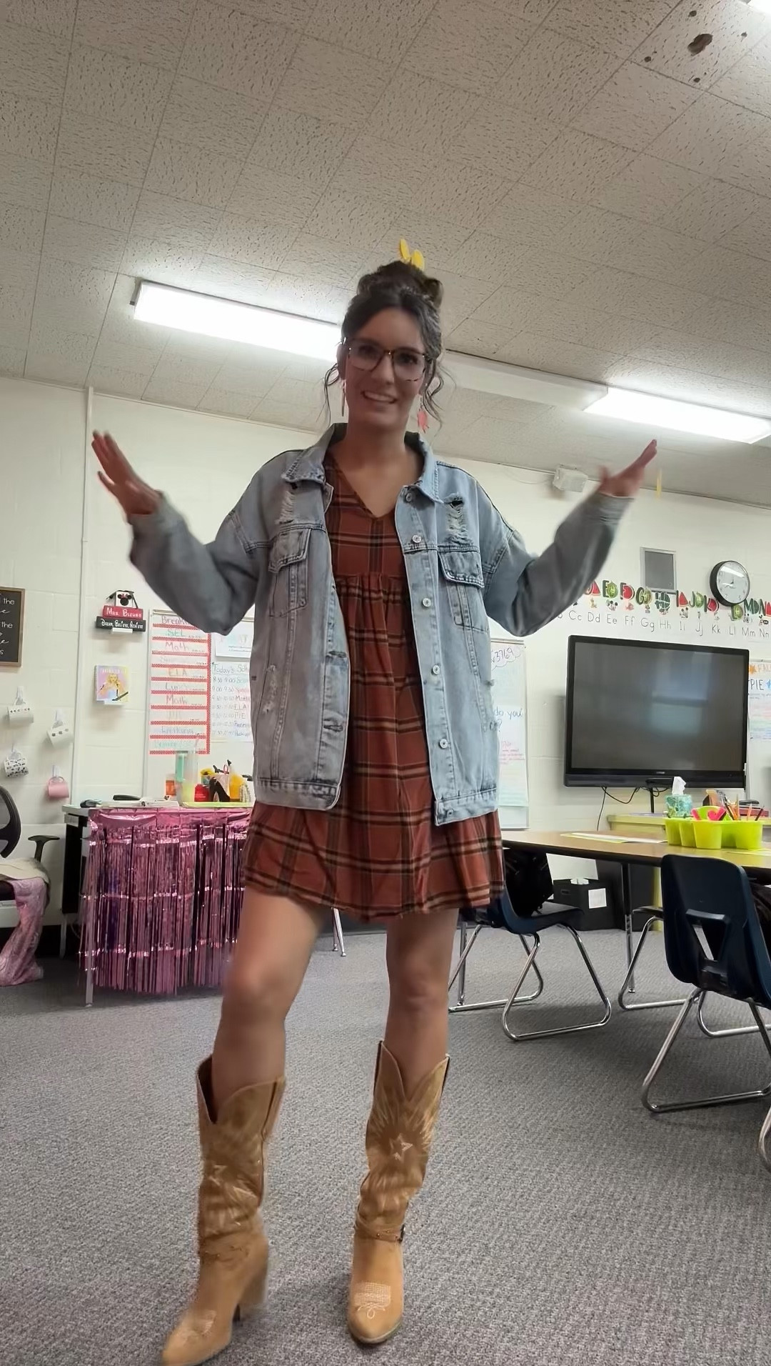 the perfect fall outfit inside AND outside of the classroom🍁