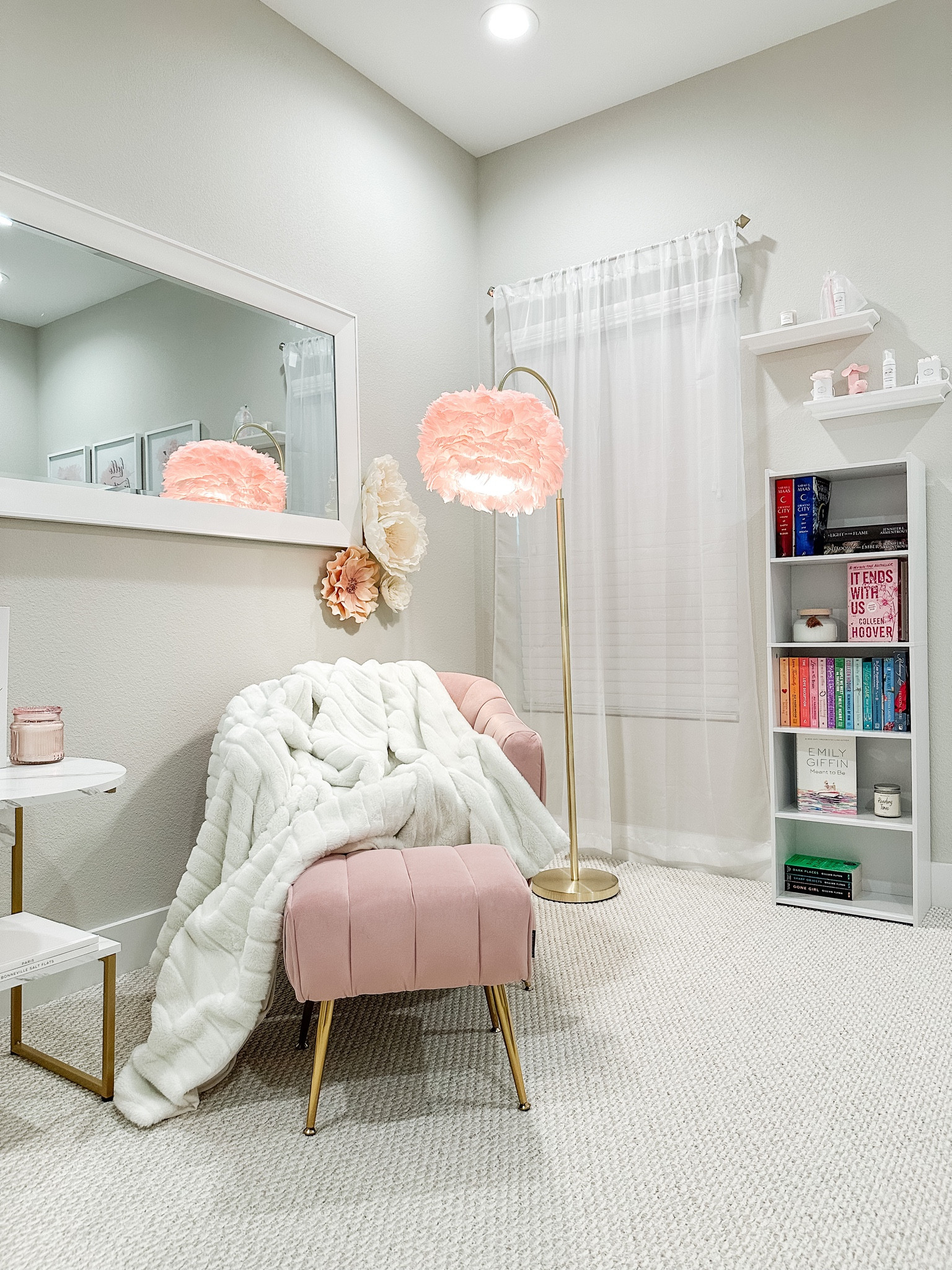 Cozy reading nook vibes 💖