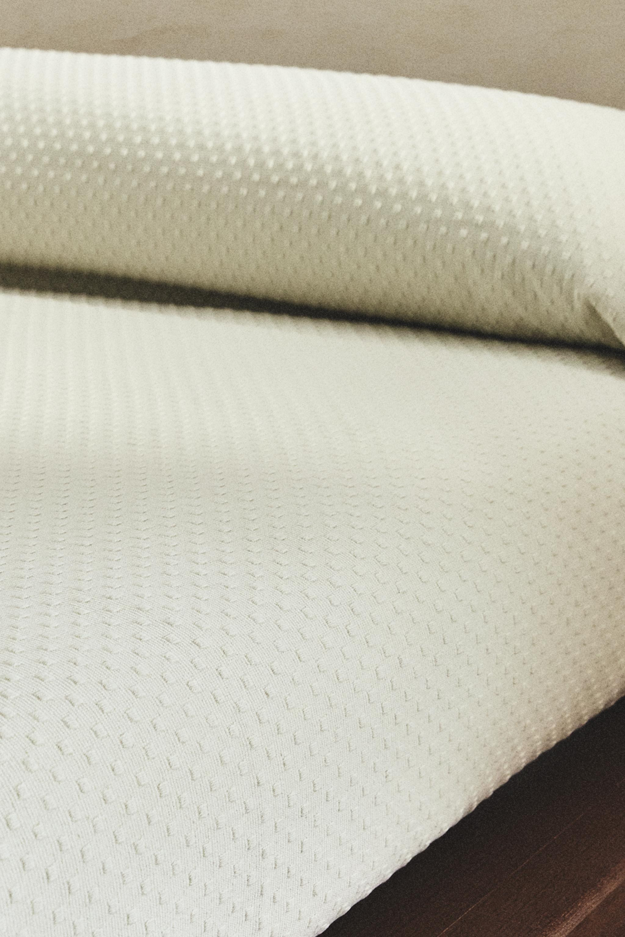 BEDSPREAD WITH POLKA DOT DESIGN | Zara US