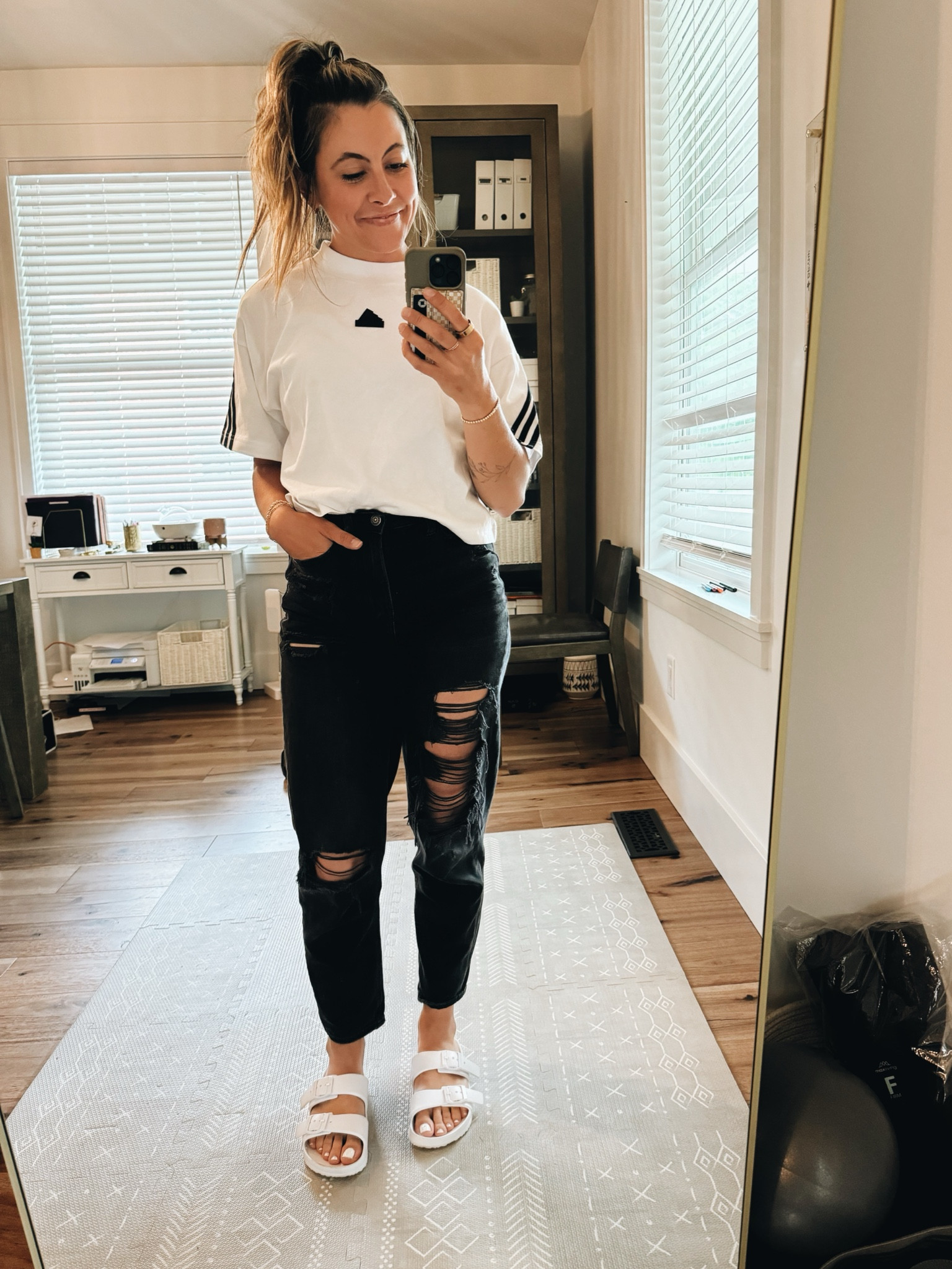 Monday vibes: Casual sporty look

Adidas box tee
Distressed jeans 
and the cheapest slides from Target!