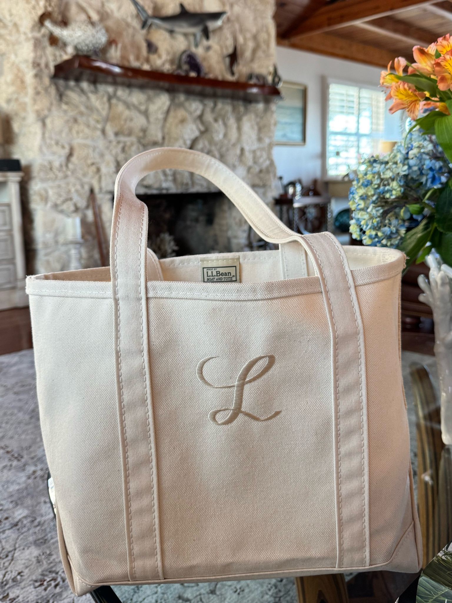 Size: Medium
Long handles
Color: Natural
Single initial