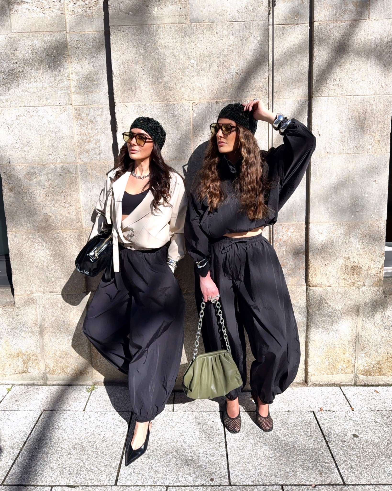 Streetstyle | spring look | effortless chic

Look 1:
• Lightweight beige jacket
• Black crop top
• Nylon-effect balloon trousers
• Pointed flats
• Black shoulder bag
• Beanie + sunglasses

Look 2:
• Black cropped jacket
• Matching top
• Nylon-effect balloon trousers
• Mesh ballerinas
• Statement bag
• Beanie + sunglasses

Effortless streetstyle looks with sporty silhouettes and statement accessories – perfect everyday outfits for spring



#LTKdeutschland #LTKeurope #LTKkleider