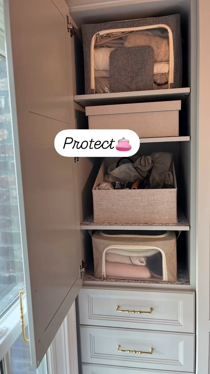 Don’t put 👛baby in the corner, or the floor or worst…out in the open. Using dust jackets and storage containers isn’t as jazzy to the eyes as bags on display. However, living in a climate with extreme humidity can take its toll on your precious baby bags. 
.
Slanted Sweater Linen Container @thecontainerstore 
.
#bagsofinstagram #pocketbooks #organizedaccessories #TheContainerStoreAmbassador #TheContainerStore #OrganizedLife
#savannahorganizer 
#houseofvon  #savannah #professionalorganizer #declutter #professionalorganizing  #closetgoals