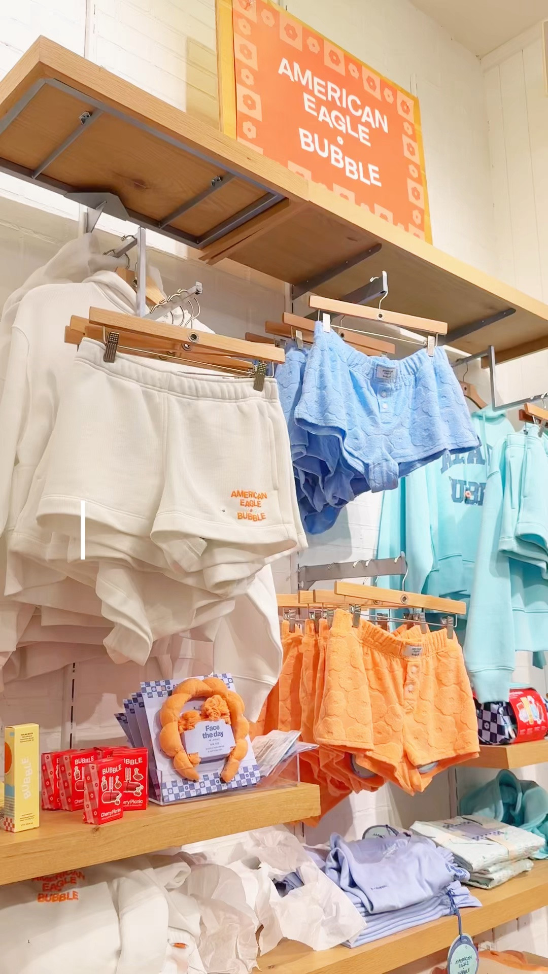 AE x Bubble Skincare collaboration has NOW dropped ✨🫧 the colors in this collection are screaming summer 🩵🌞🍊 @American Eagle Outfitters #bubbleskincare #bubble #bubblebrand #americaneagle #ae #collaboration #beauty #clothes

#LTKSaleAlert #LTKootd #LTKvlog