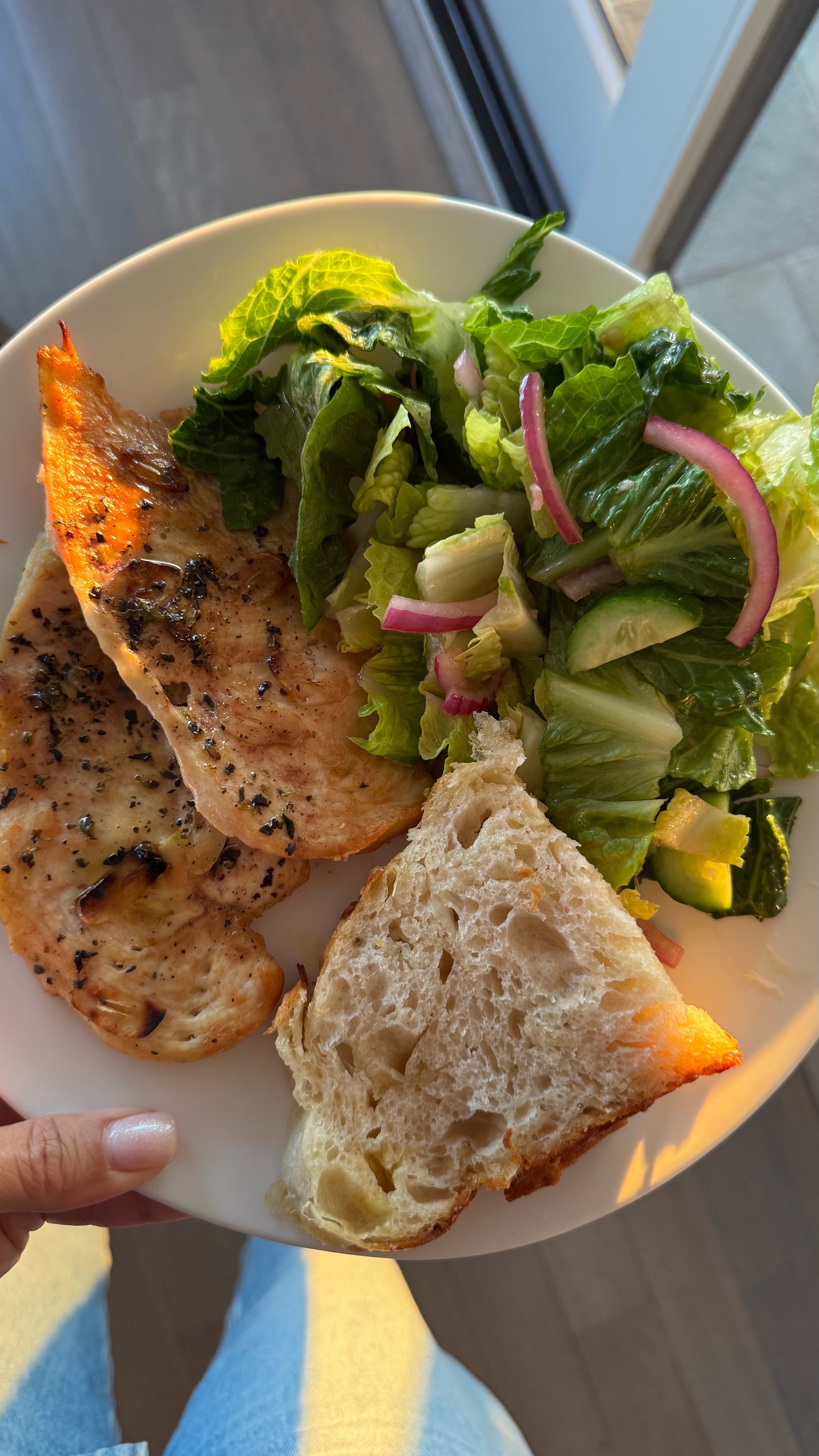 Uncle Larry’s Chicken. Tommy’s cousin always talks about his late Uncle Larry’s Chicken so I asked him to give me the recipe. There’s no recipe for this one, just cook with your heart 💛 Let me know if you have questions or if I should remake this with measurements!

Ingredients:

✨ thin sliced chicken cutlets
✨ thinly sliced garlic
✨ extra virgin olive oil 
✨ Red wine vinegar (be generous, there should be juices left after cooking)
✨ salt and pepper 
✨ dried oregano

Broil high 6 inches from heating element until the top is golden, about 10 minutes. The bottom will be white but cooked through. Get some bread and dip it into the juice!

#healthyrecipes #easyrecipes #dinnerideas