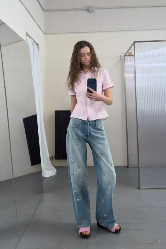 LOW RISE - WIDE LEGLow-rise five-pocket jeans. Extra long wide leg. Rhinestone star detail. Front... | Zara US