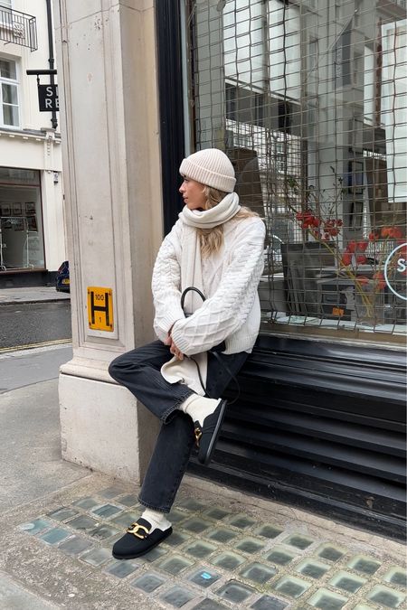 I love this cosy cream H&M knitted jumper styled with a pair of weekday rowe jeans and layered with a Uniqlo scarf, beanie hat and balenciaga bag 

Exact shoes are Charles & Keith
Jumper - size medium 
Jeans - size w24 L30 



#LTKSeasonal #LTKeurope #LTKstyletip