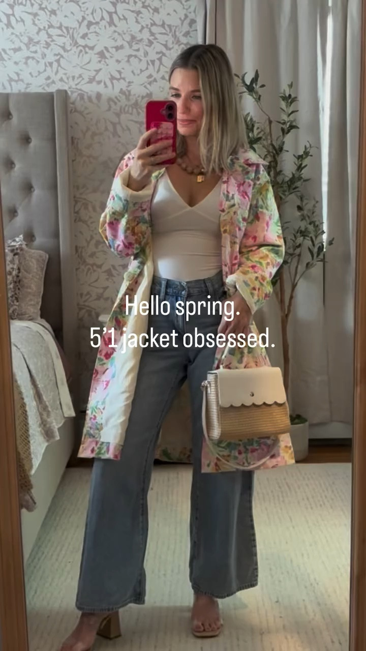 Obsessed with this jacket!! 👏 🧥 💕 ☀️ 

Comment JACKET for a 🔗 to everything! 

#petitefinds #petitestyle #affordablefinds #springcoat raincoat trenchcoat outfitinspo ootd styling styletips stylehacks whattowear