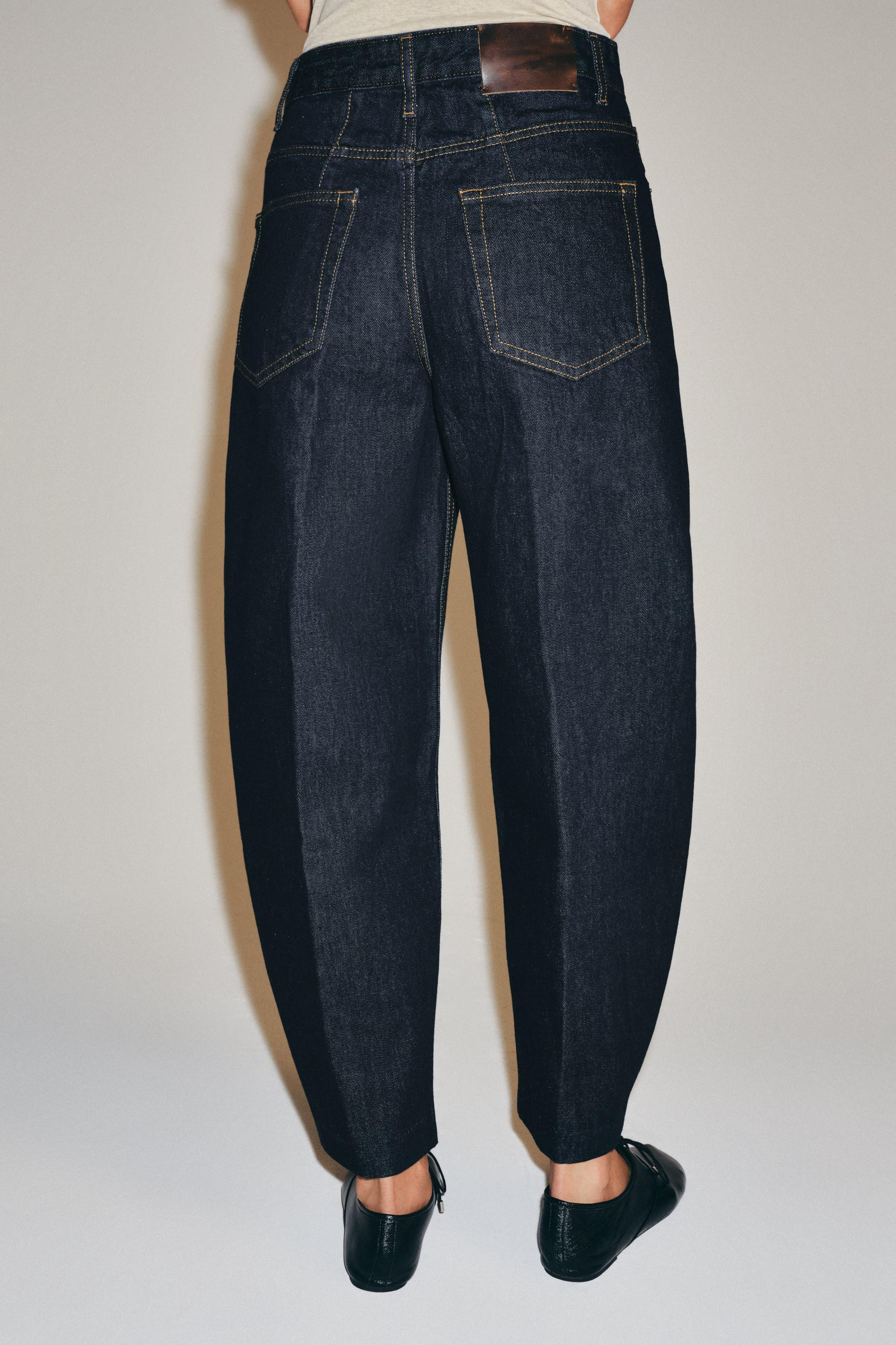HIGH RISE - TAPERED LEG - FULL LENGTH. ZARA WOMAN COLLECTION. Jeans mit hoher Taille und G\u00fcr... | Zara DE