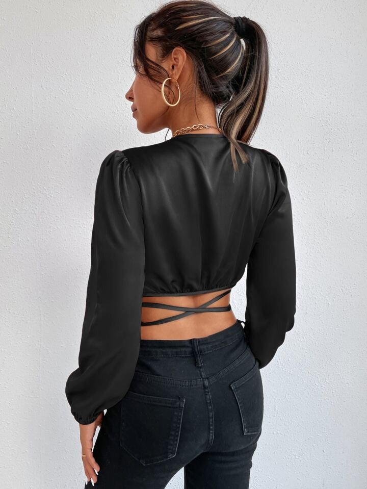 SHEIN PETITE Blusa de manga farol cruzado con nudo delantero corto de satén | SHEIN