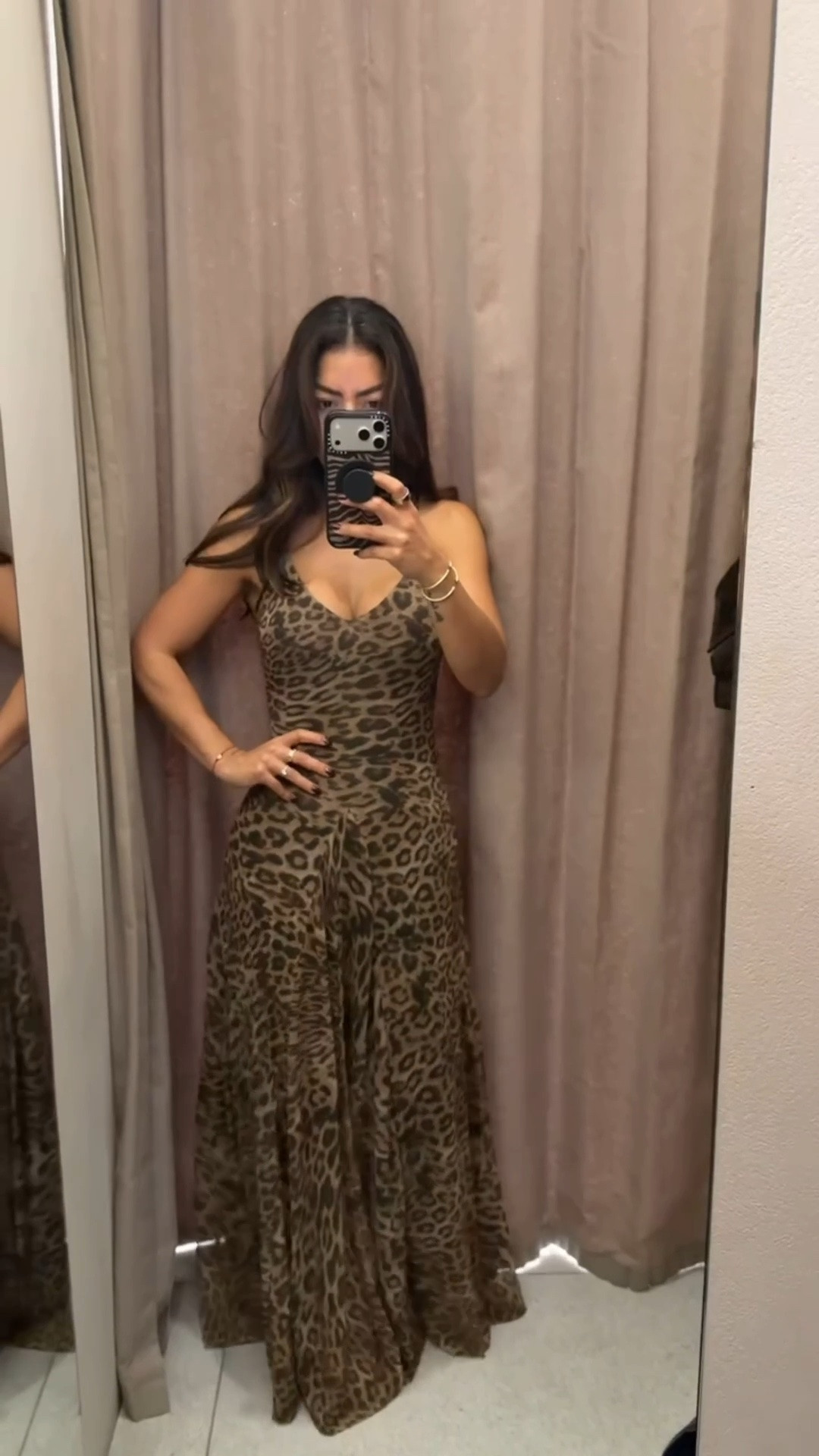 Obsessed with this animal print dress from Zara!

It’s such a pretty fall dress that you could wear as a date night outfit or going out with your girlfriends! Linking more from my recent Zara try on below! ♥️


Fall fashion, cheetah print dress, zara outfits, fall dresses, date night look

#LTKootd #LTKdayinmylife #LTKgrwm