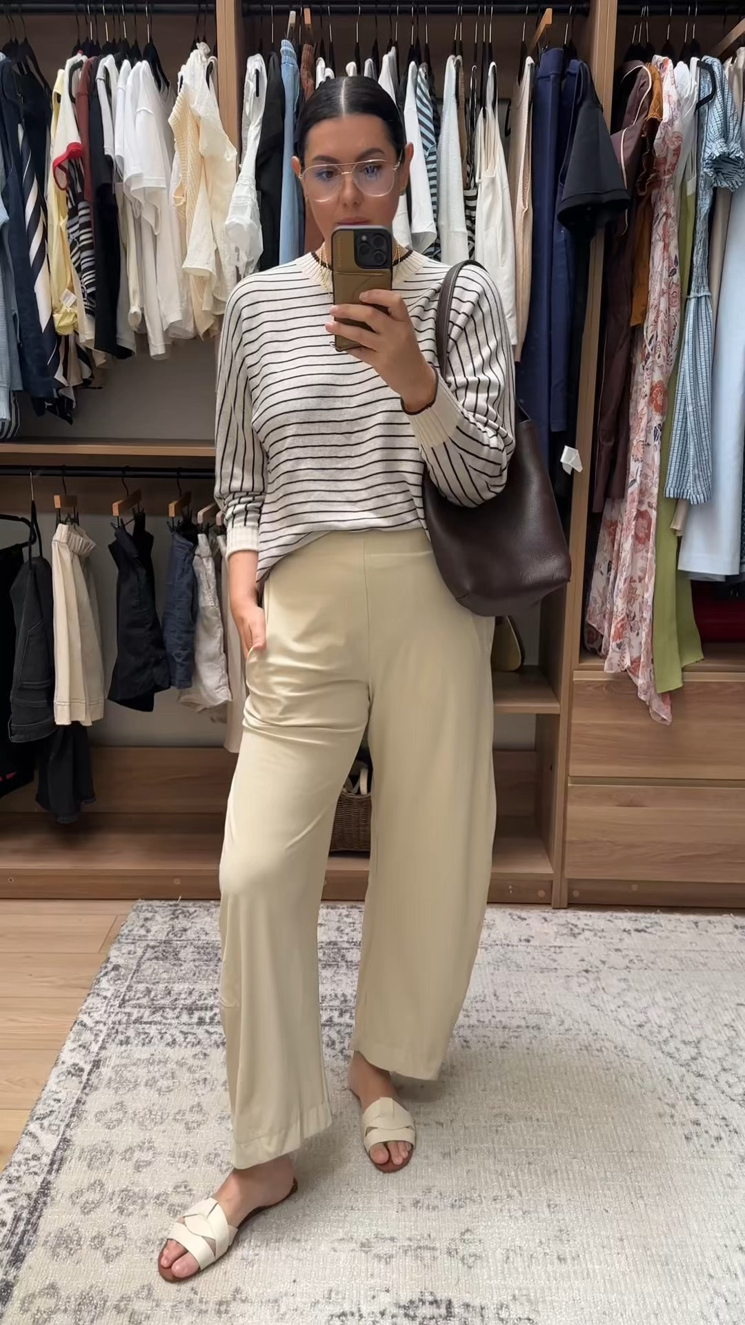 Ohh girl these are good!! The fabric is so stretchy, soft and lightweight. I love them give me 14 of them 🤭

They match perfectly with this sweater from @Splendid!! It runs TTS but I like them loose, so this is a large.