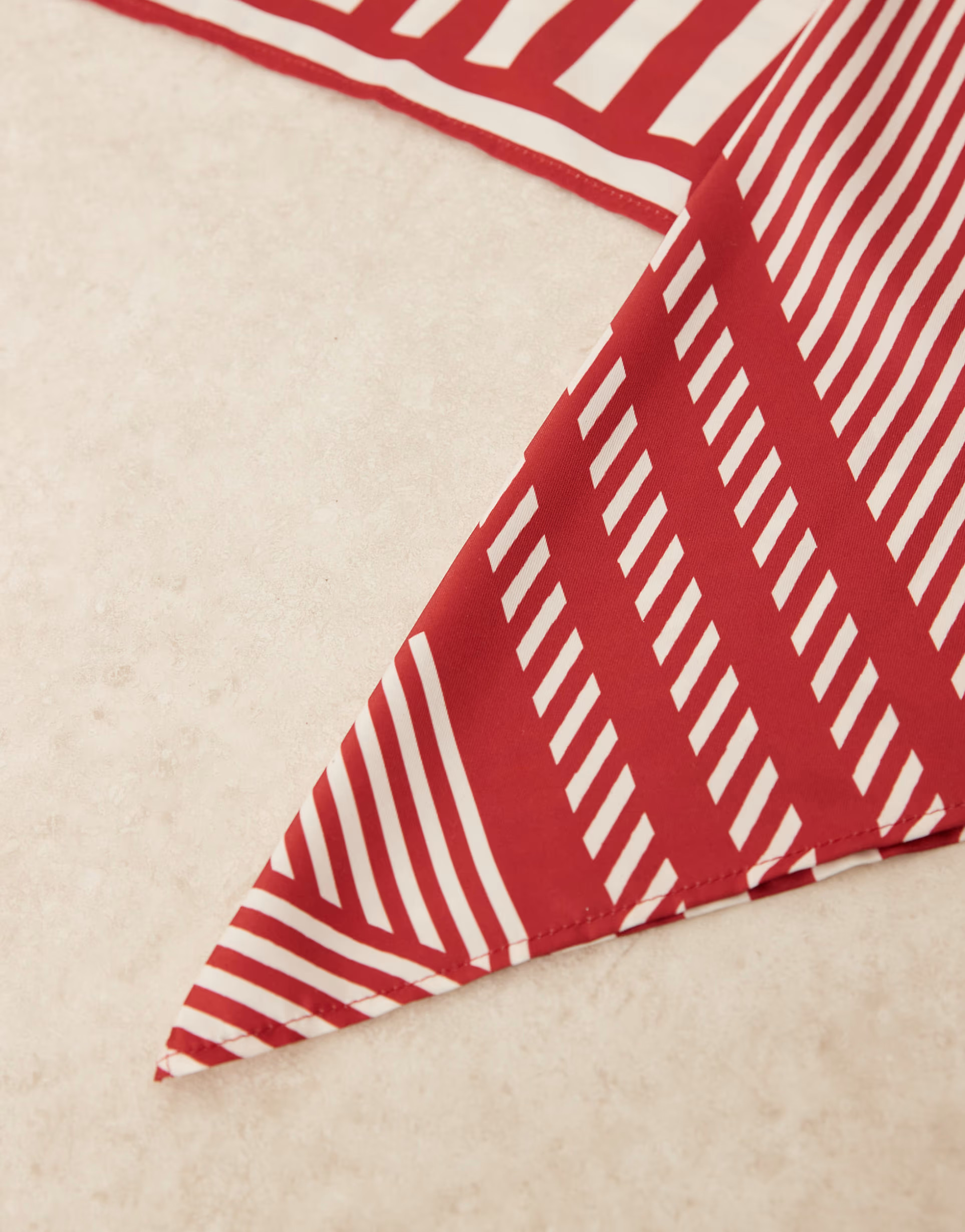 ASOS DESIGN – Mittelgroßes Kopftuch in Rot mit Streifenprint | ASOS (Global)