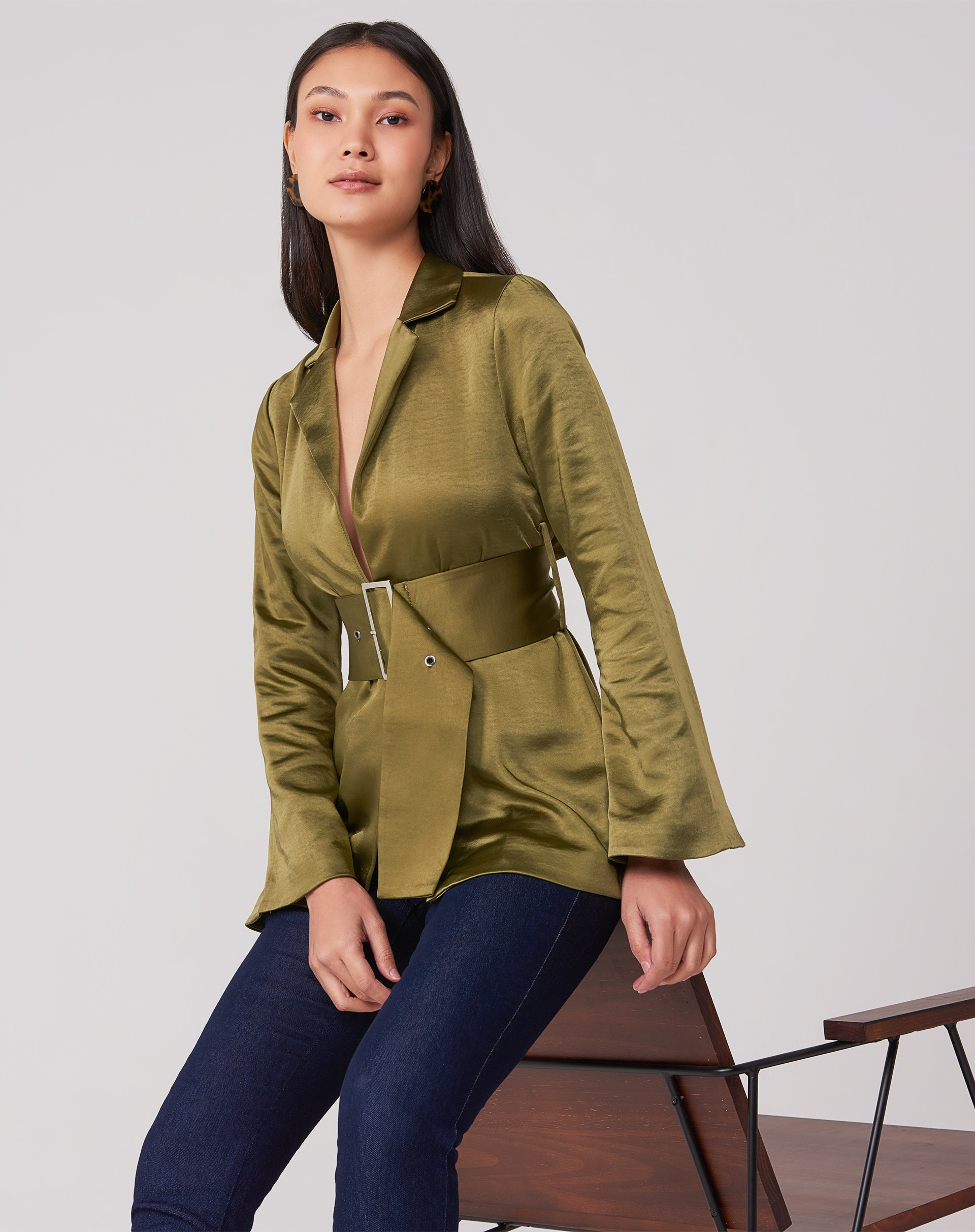 BLAZER ACETINADO COM FIVELA | Amaro (BR)