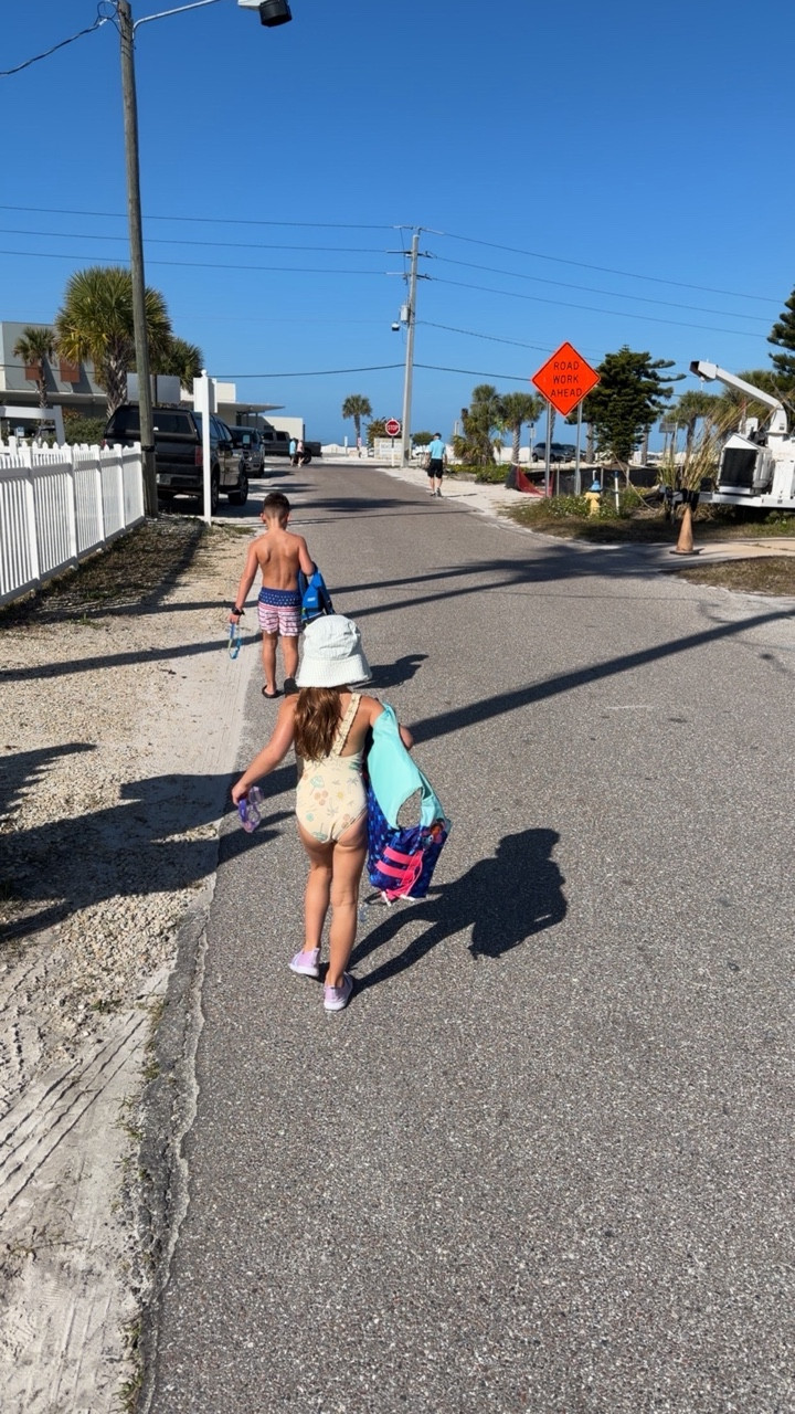 DITL: vacation edition ☀️🌴

We had such a fun trip and were sad to leave 🥹 Highly recommend a low key cooking in card game playing beach vacation with your fam! 

#ditl #beachvacation #vacationvlog #minivlog