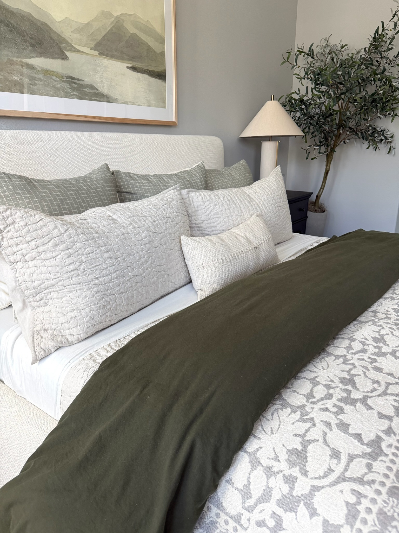 ✨ Sharing my favorite linens & my bedroom decor with you!

I love switching things up seasonally but the formula I always come back to is linen bedding + silky soft sheets + a blanket layered at the foot of the bed. 🥰 It’s comfortable, layered, and makes the bed feel a little more finished without trying too hard. 

seasonal bedding, bedroom inspiration, layered bedding, king bedding, primary bedroom inspo

#LTKdayinmylife #LTKSeasonal #LTKHome