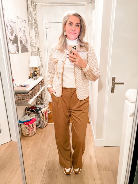 Outfits of the week

 Beige dressy cardigan over an off-white turtleneck sweater paired with brown or cognac colored dad trousers and chunky sneakers. 



#LTKworkwear #LTKeurope #LTKcurves