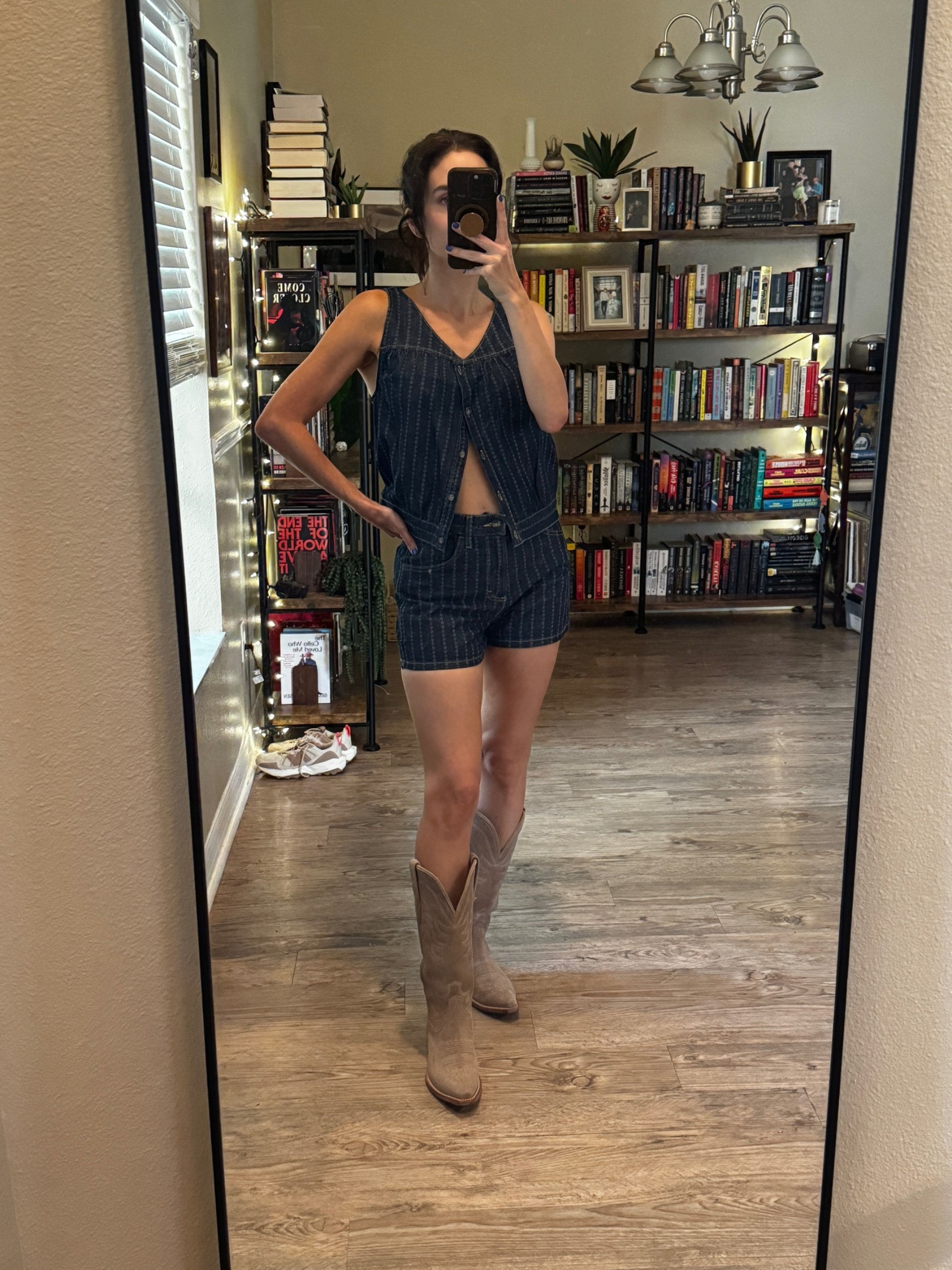 Top size XS (I sized down)
Shorts size 2 (runs big, size down if in between) 
Boots size 8 (size up if in between)

#walmart #walmartfashion