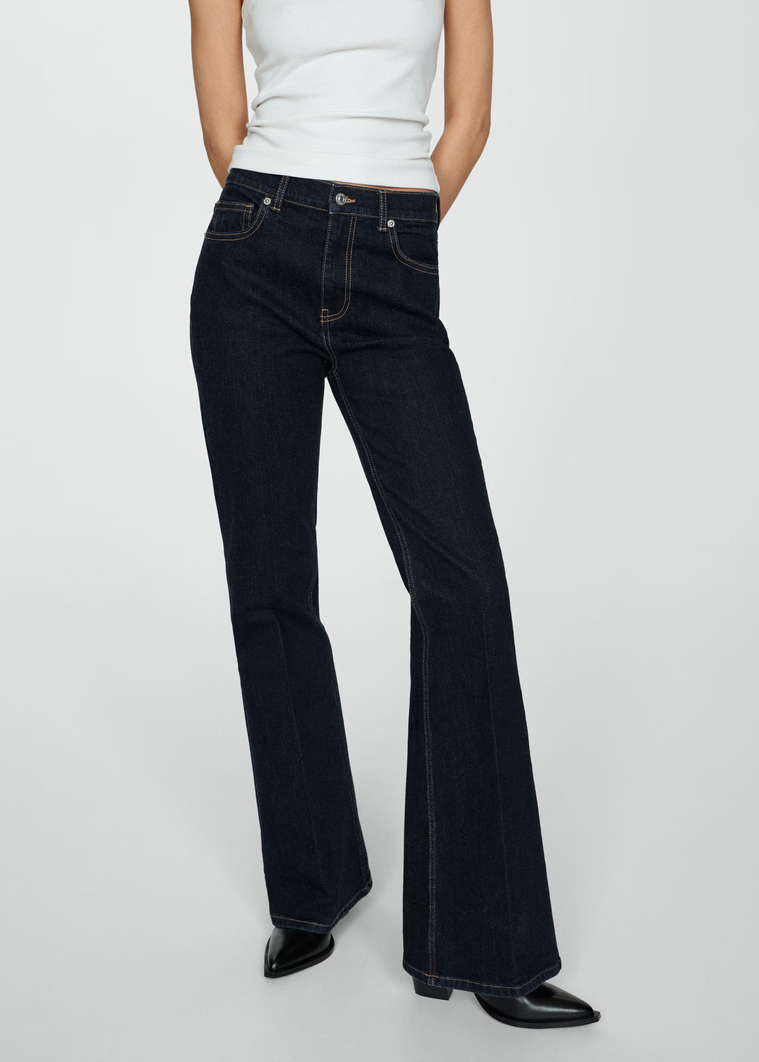 Violet high-rise flared jeans | MANGO (UK)