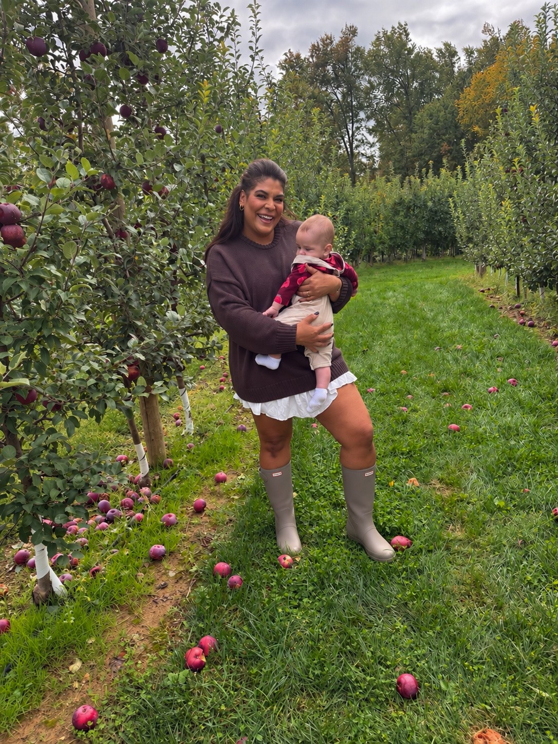 midsize mom fall apple picking outfit with my baby boy! 🍂🍎 wearing an XXL in sweater, XL in skirt, size 11 in hunter boots ♡